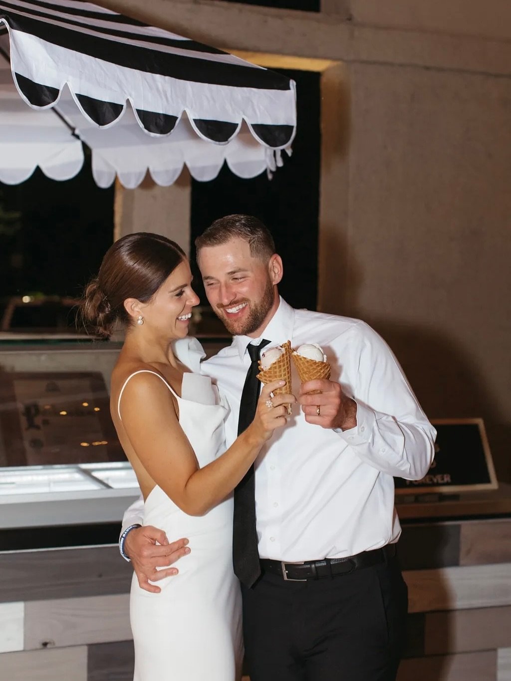 Love is sweet&hellip; and so is an ice cream cart at your summer wedding. 🍦@sling_n_scoops

📷: @abbyrosephoto_ 

#altardevents #stlweddings #summerweddings #icecreamcart #weddingdesserts #stlbride #worldsfairpavilionwedding #forestpark #luxuryweddi