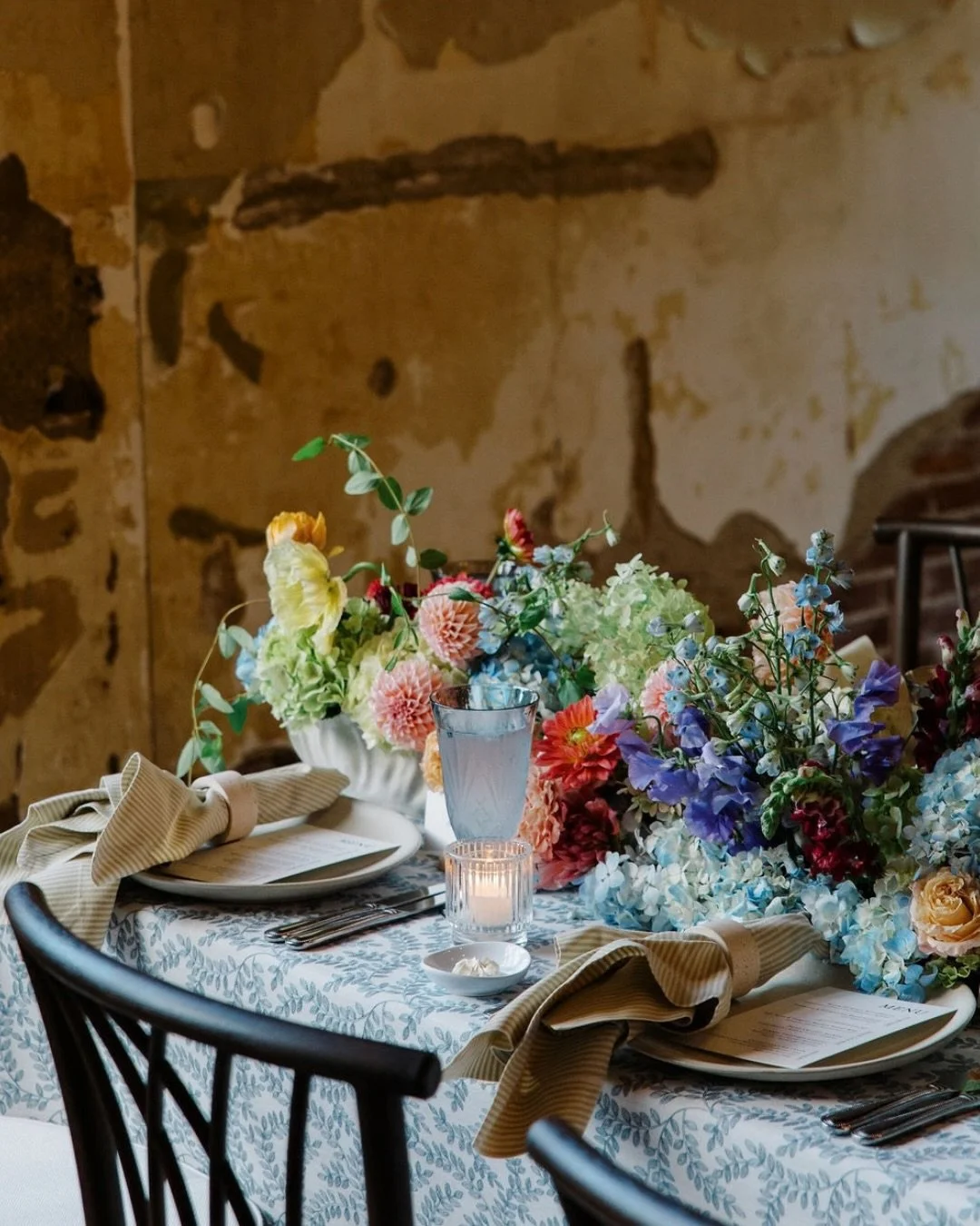 Holly &amp; Matt&rsquo;s wedding was brimming with color and personality 🩵 The juxtaposition of soft, abundant garden florals with the venue&rsquo;s raw architectural details (hello, rebar guest card display 👀) made for a celebration that felt roma