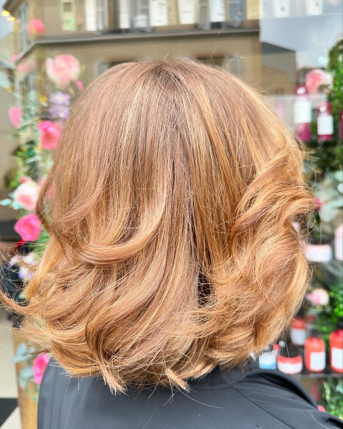 Vous aussi vous manquez de lumi&egrave;re???? On a des pouvoirs magiques pour &ccedil;a!!! 🤫😉 belle journ&eacute;e 🍁🍂#lumiere#brillance#hiarstyle#haircolorist#hairpainting#hairpainters#hairspiration#hairfashion#cheveux#balayage#m&egrave;ches#chan
