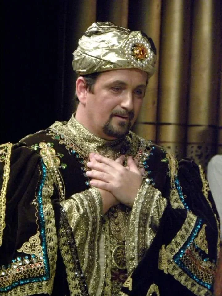 TAUSEND UND EINE NACHT, Johann Strauß II, Stadttheater Baden, ".....Matjaž Stopinšek sang den Sultan, der so sehr in ein Fellachenmädchen verliebt ist, dass er sogar die Vielweiberei aufhebt, betörend, ein Operettentenor von erste Qualität. Auch hat 