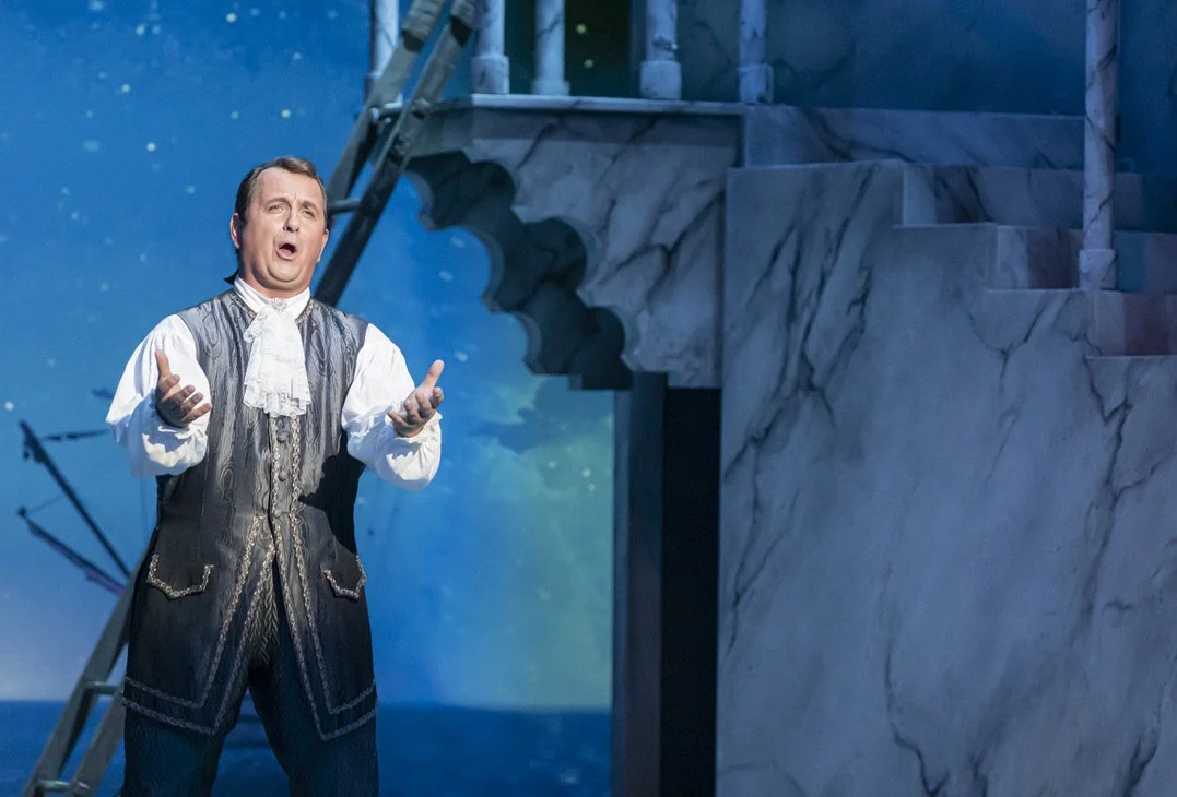 ENTFÜHRUNG AUS DEM SERAIL, W. A. Mozart, Stadttheater Baden, Der (Mozart, Anm. d. Red.) passt ins Badener Stadttheater wie die Herren Lehár und Co. Und der kommt in der Inszenierung von Michael Lakner so komisch und so romantisch daher, wie man es si