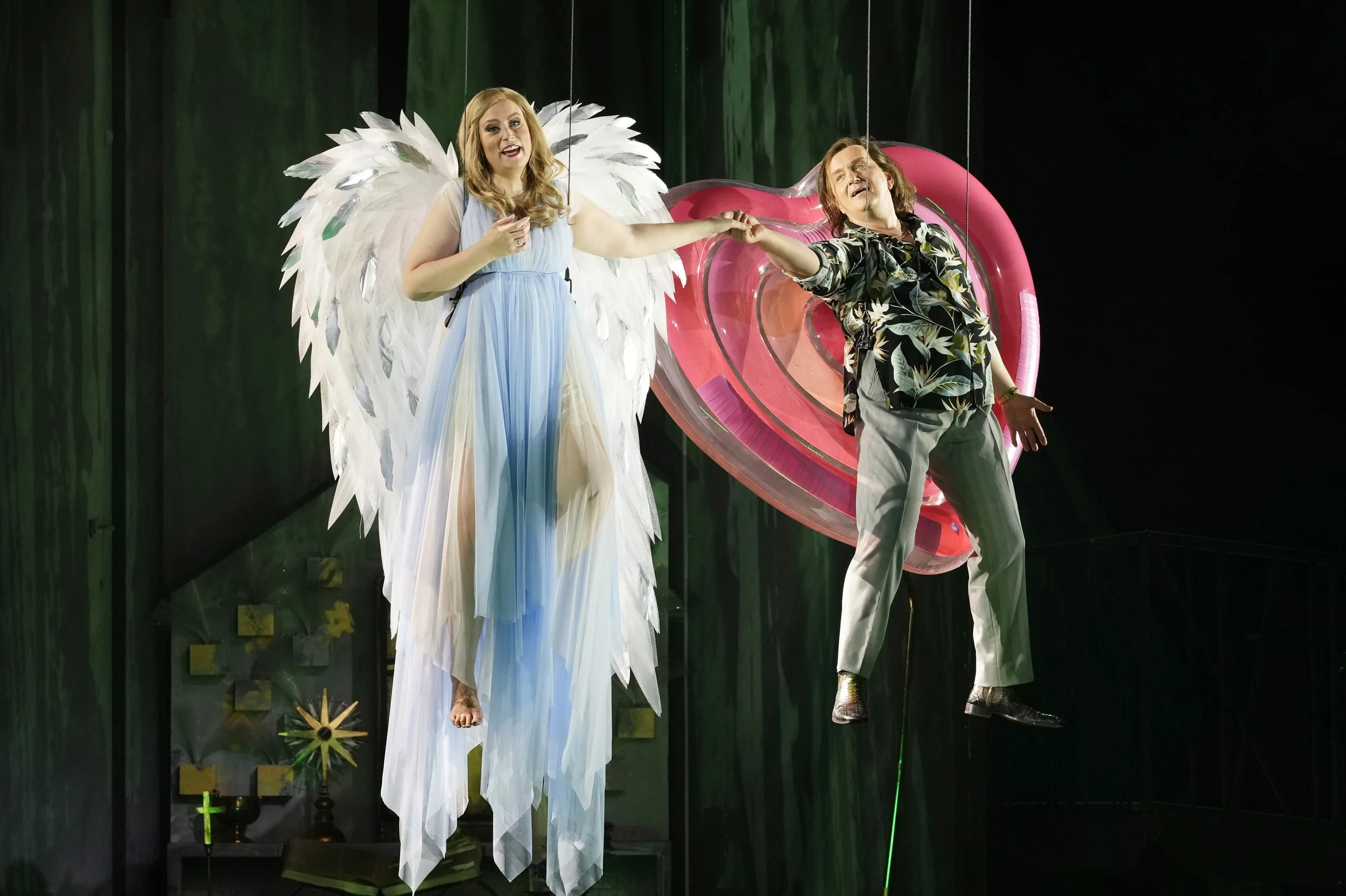 KATJA KABANOWA, Leoš Janáček, Musiktheater Linz, "Matjaž Stopinšek überzeugt als Liebhaber Boris nicht nur musikalisch, sondern darf gemeinsam mit Katja auf einem rosafarbenen Herz über der Bühne schweben. Die Geliebte erscheint ihm als Engel - ein z