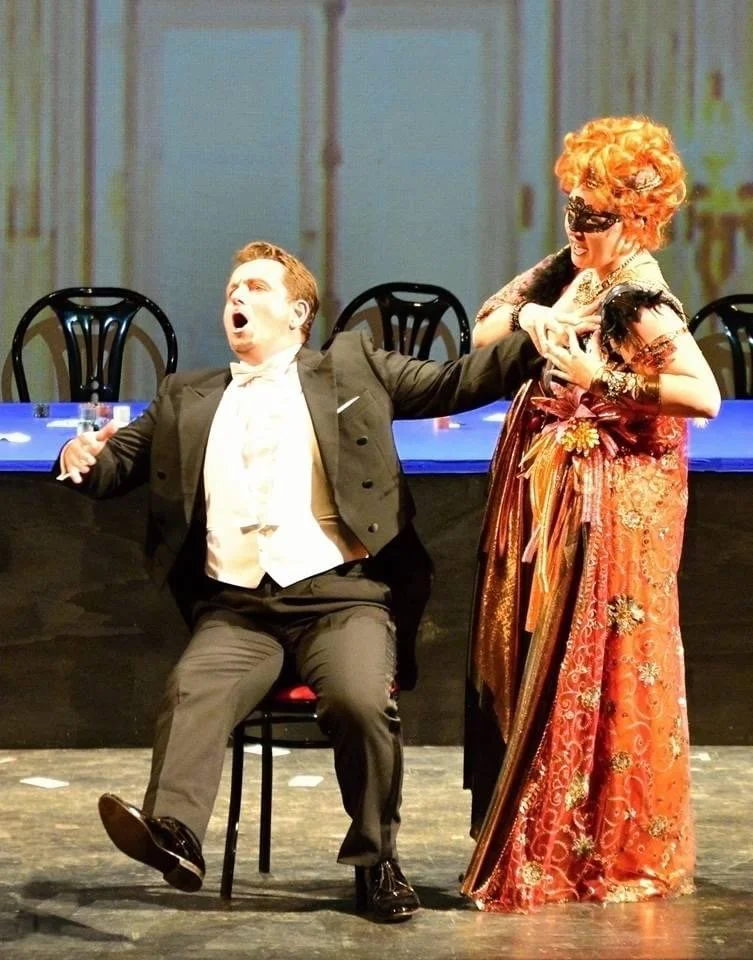 DIE FLEDERMAUS, Johann Strauß II, Lehár Festival Bad Ischl, "Stimmgewaltig wurde das Paar Rosalinde/Gabriel von Eisenstein von der sensationellen Regina Riel und dem höhensicheren Matjaž Stopinšek gesungen.", Sebastian Karner, ONLINE MERKER, 17. 07. 