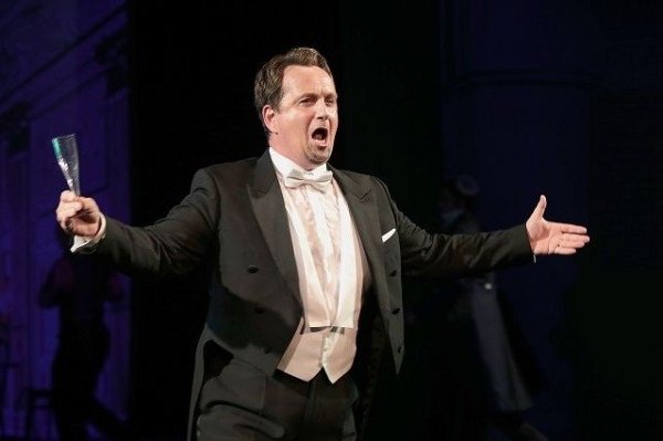 DIE FLEDERMAUS, Johann Strauß II, Lehár Festival Bad Ischl, "Eine Paradeleistung bringt der slowenische Tenor Matjaž Stopinšek als Gabriel von Eisenstein. Mit strahlender und bombenfester Höhe versehen, nötigt er der Partie Facetten ab, die man so no