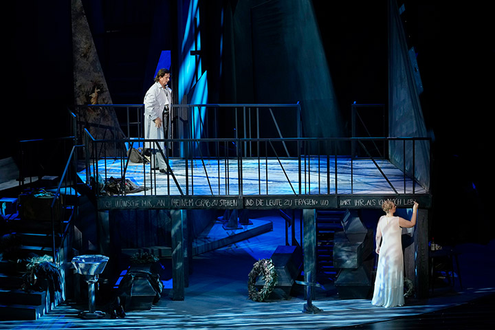 KATJA KABANOWA, Leoš Janáček, Musiktheater Linz, "Ungewohnt stark bei Janaček dieses Mal die Tenöre: Jonathan Hartzendorf als Kudrjasch, Cristian Drescher als Tichon und vor allem Matjaz Stopinsek als schwelgerisch schmachtender Boris.", Th. Rauchenw