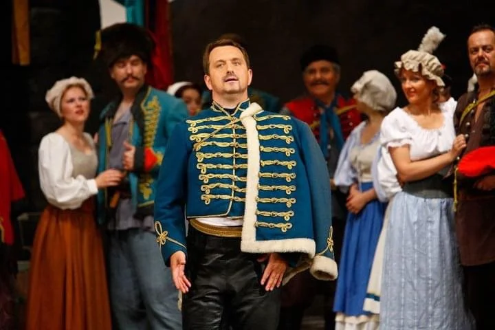 DER ZIGEUNERBARON, Johann Strauß II, Sommerarena Baden, "Tenor. Das große Plus der Aufführung: Der Slowene Matjaž Stopinšek erfreut in der Titelpartie das Ohr durch einen schönen Tenor." Ch. Hirschmann Operettenkritik, ÖSTERREICH, 29. 06. 2009