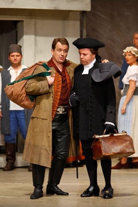 DER ZIGEUNERBARON, Johann Strauß II, Sommerarena Baden, "Allen voran der Tenor Matjaž Stopinšek, der als Bárinkay eine Idealbesetzung ist. Stopinšek singt ausgezeichnet, hat alle erforderlichen Höhen und den bei Strauß auch nicht unwichtigen tenorale