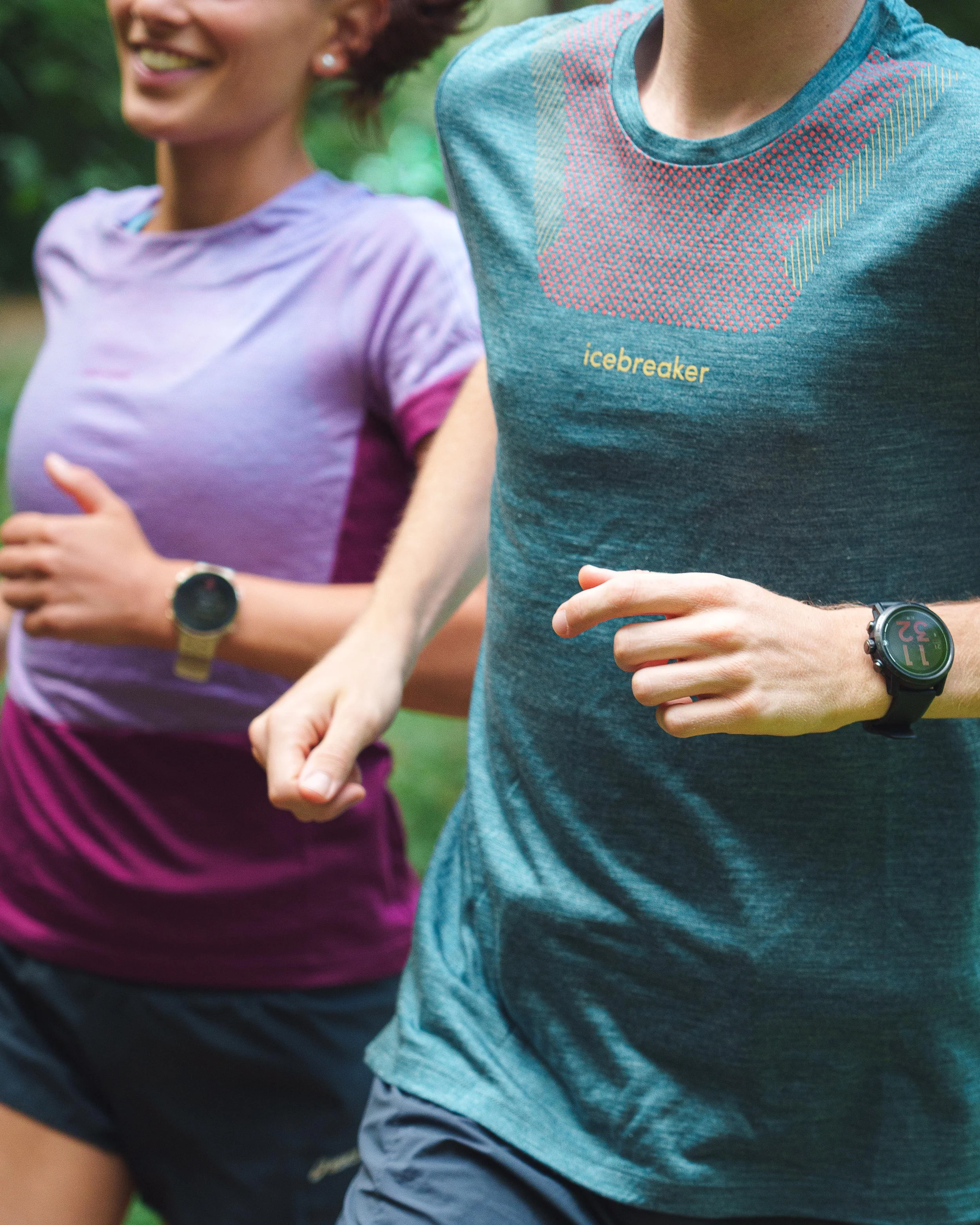 Deux personnes courant, portant des vêtements de sport et des montres.