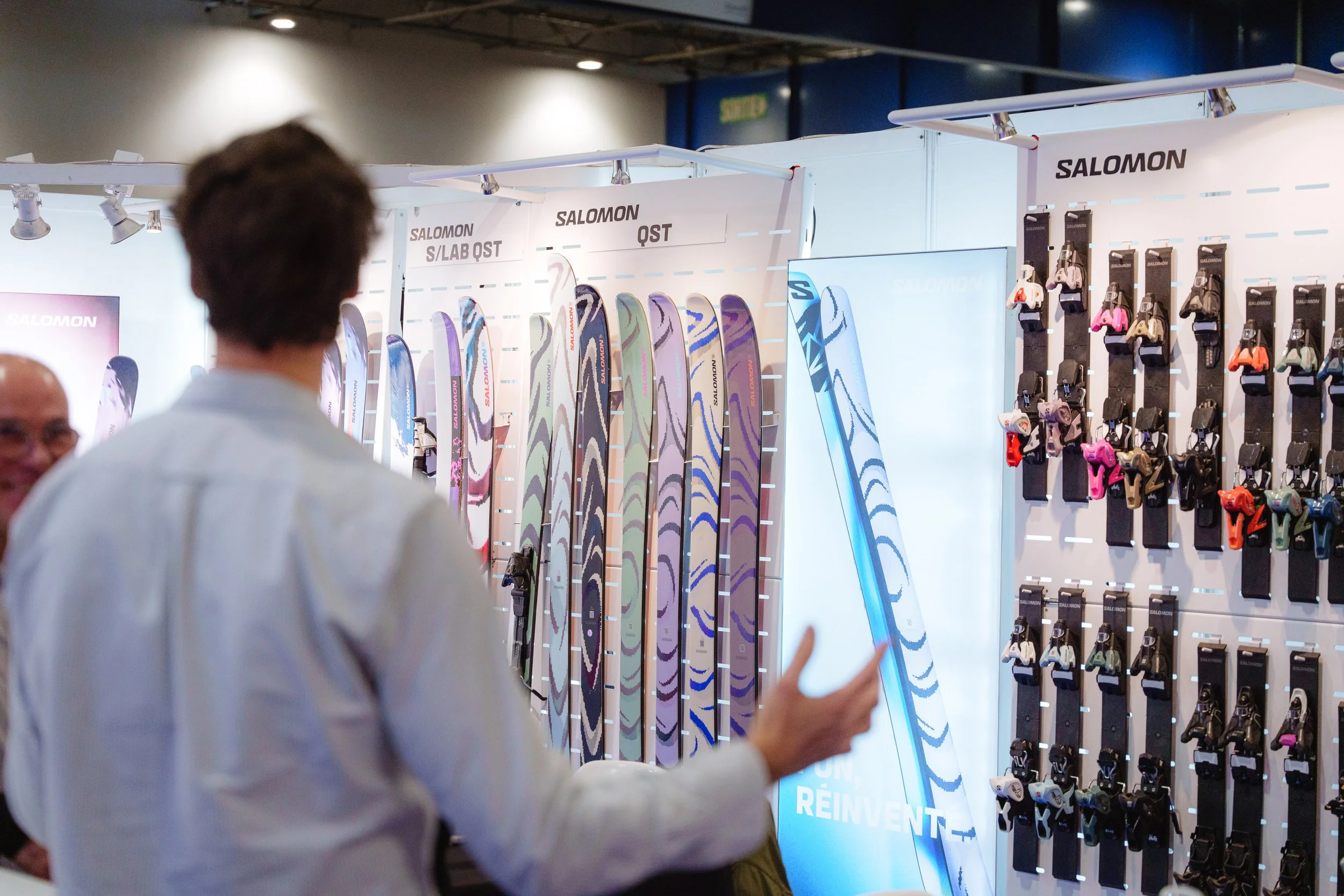 Gamme de skis et fixations Salomon exposés dans un magasin.