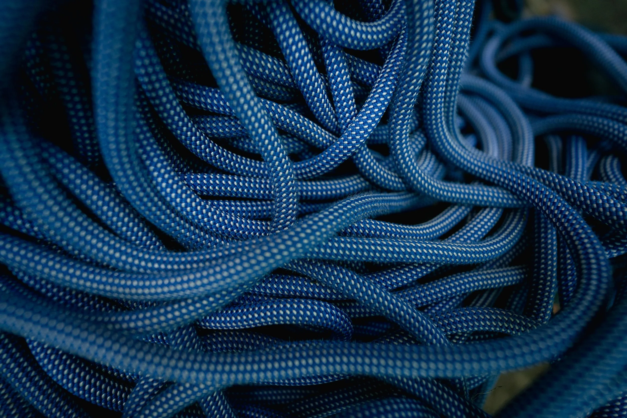 Corde d'escalade bleue enroulée