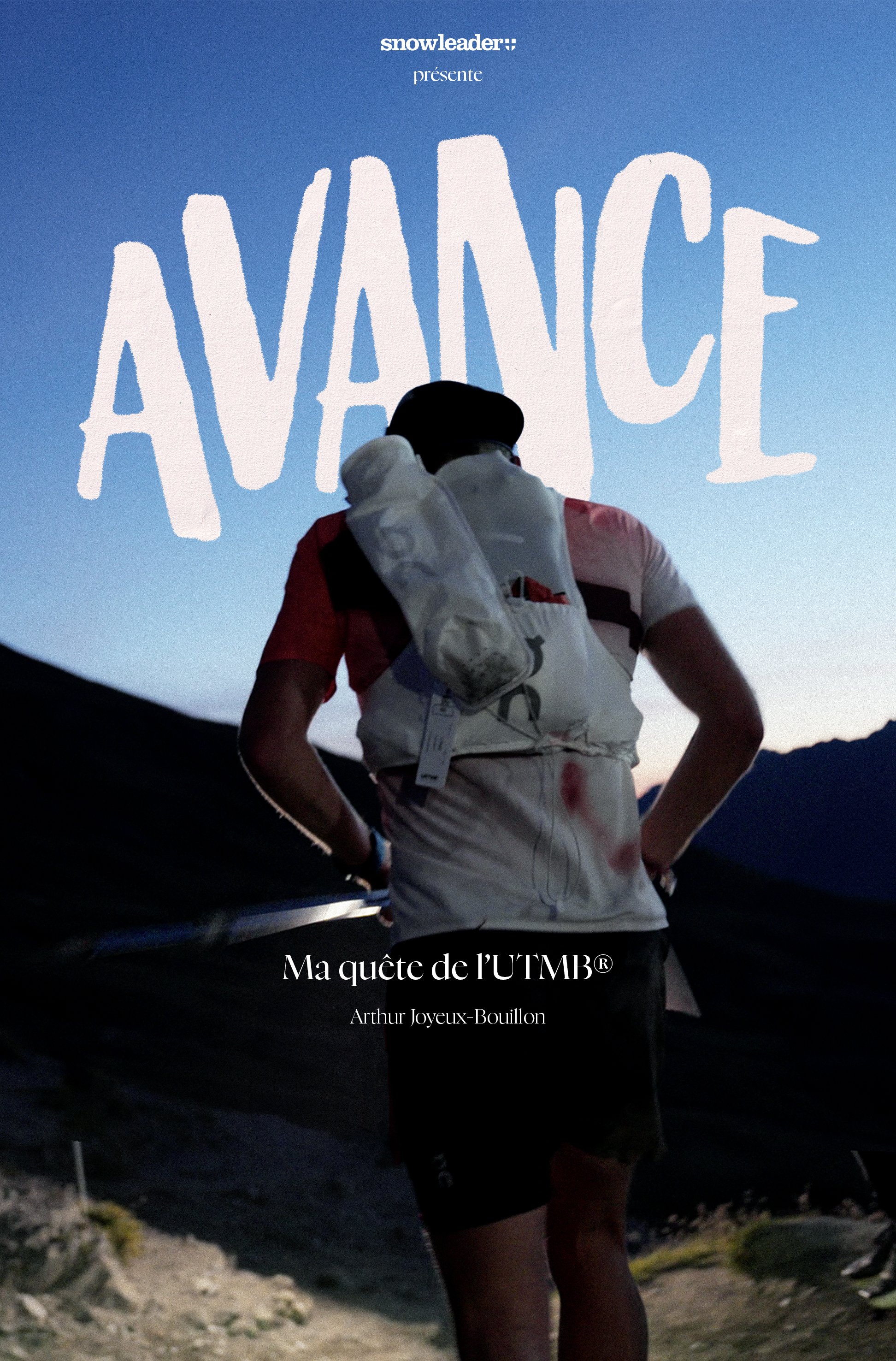 Affiche d'un film ou documentaire intitulé "Avance" avec un coureur de dos portant un sac à dos, en arrière-plan des montagnes sous un ciel bleu. Texte supplémentaire : "Ma quête de l'UTMB® Arthur Joyeux-Bouillon".