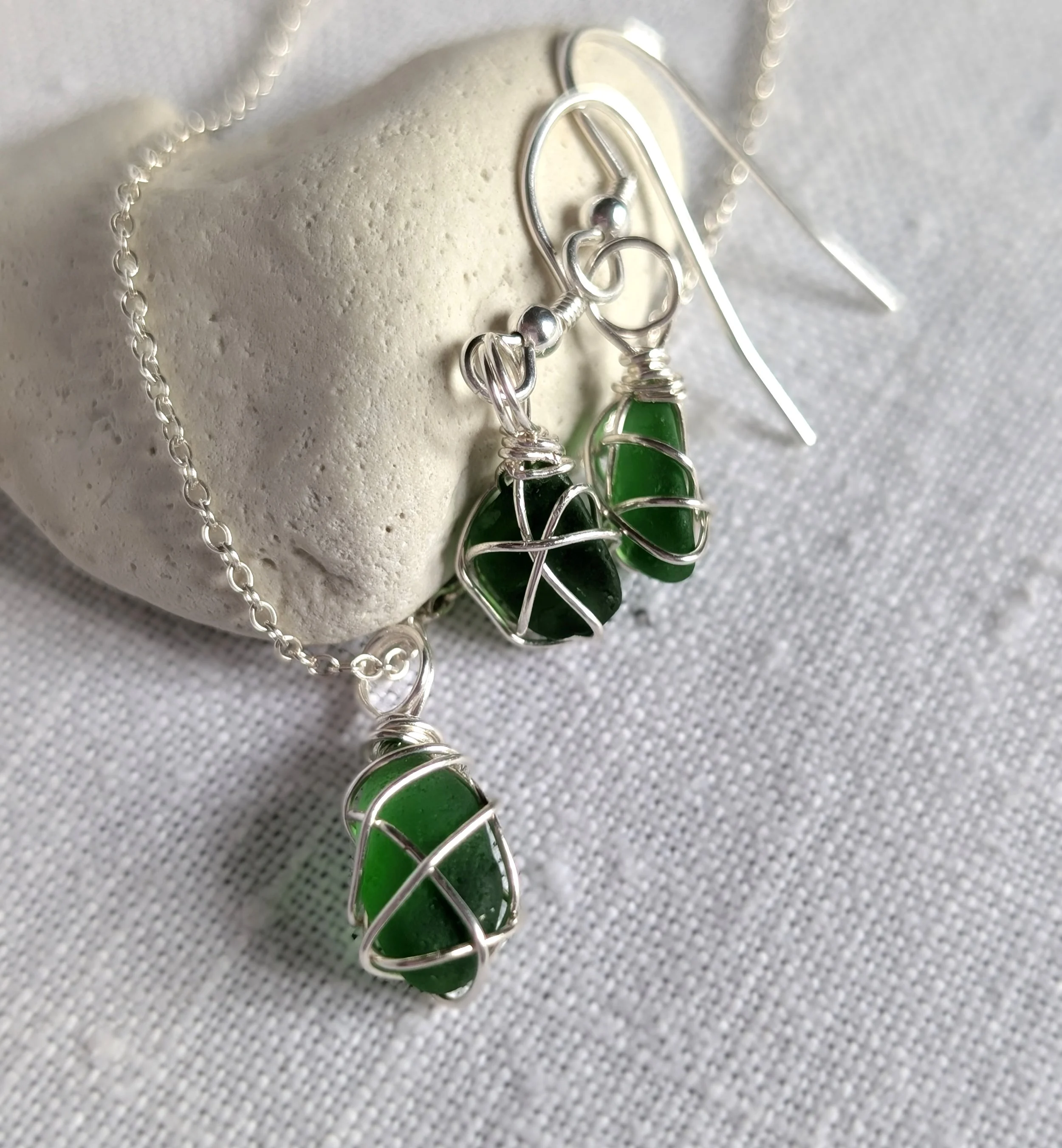 Bright Emerald-Green-Sea-glass-neklace-earrings-set (3).jpg