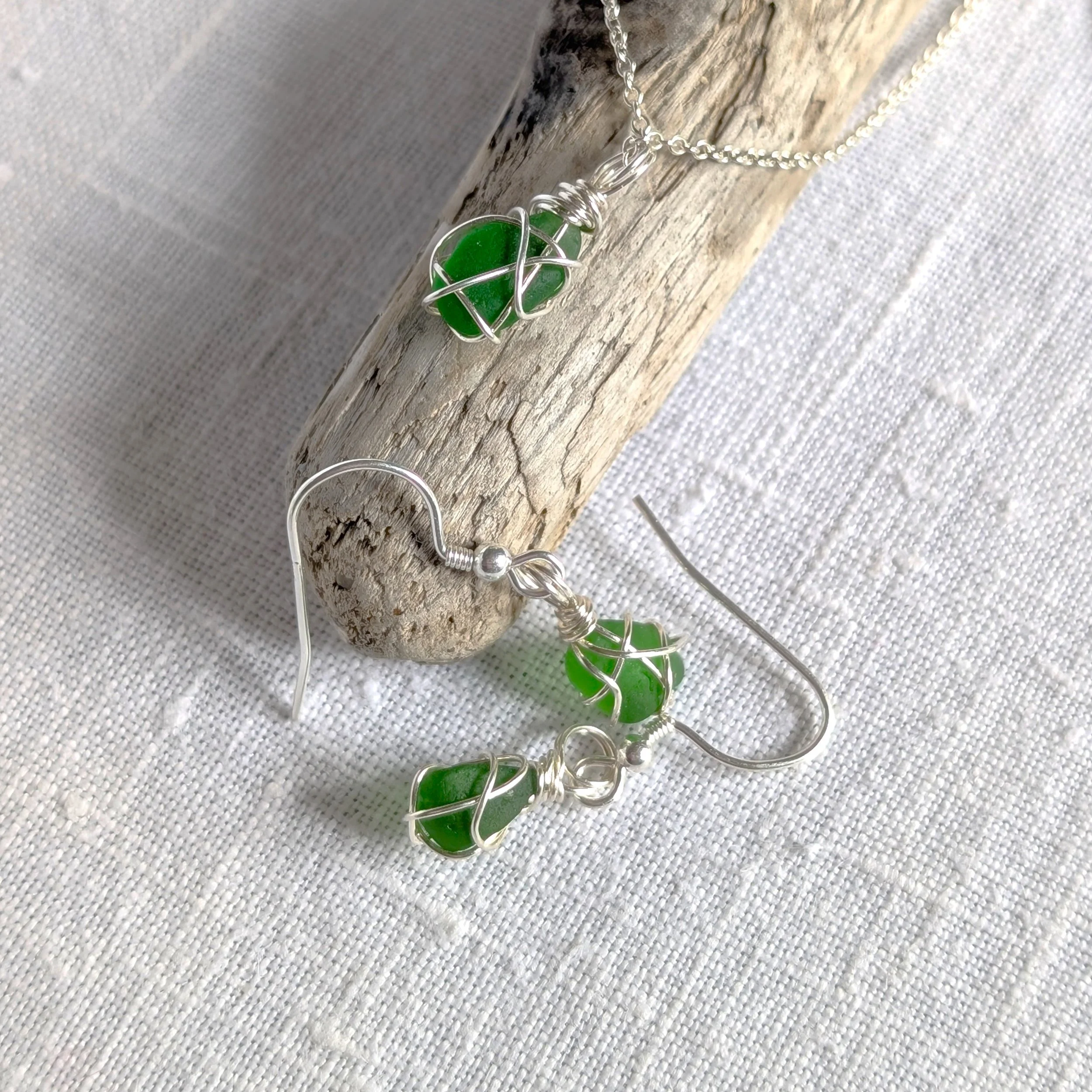 Bright Emerald-Green-Sea-glass-neklace-earrings-set (6).jpg