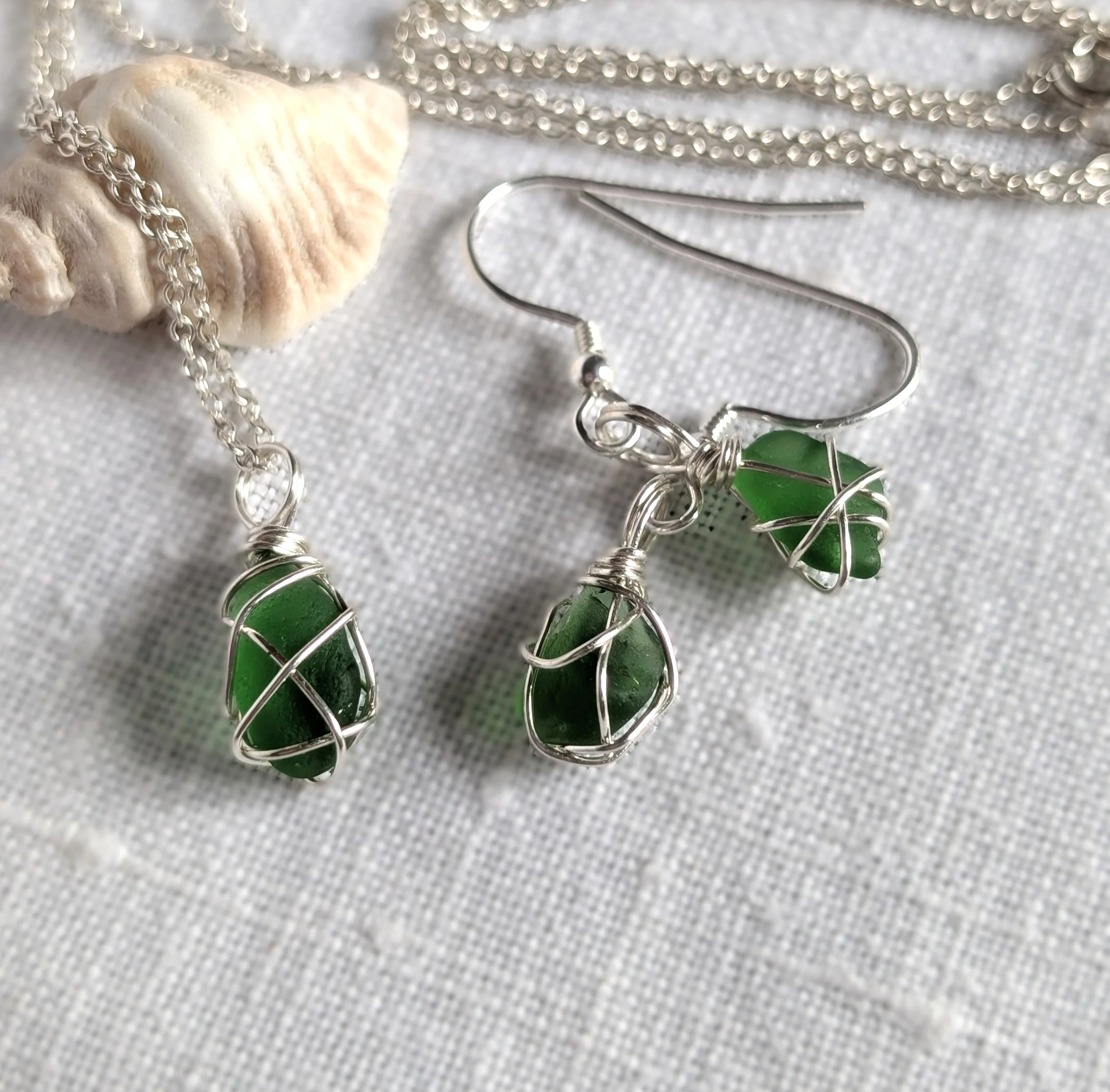 Bright Emerald-Green-Sea-glass-neklace-earrings-set (2).jpg