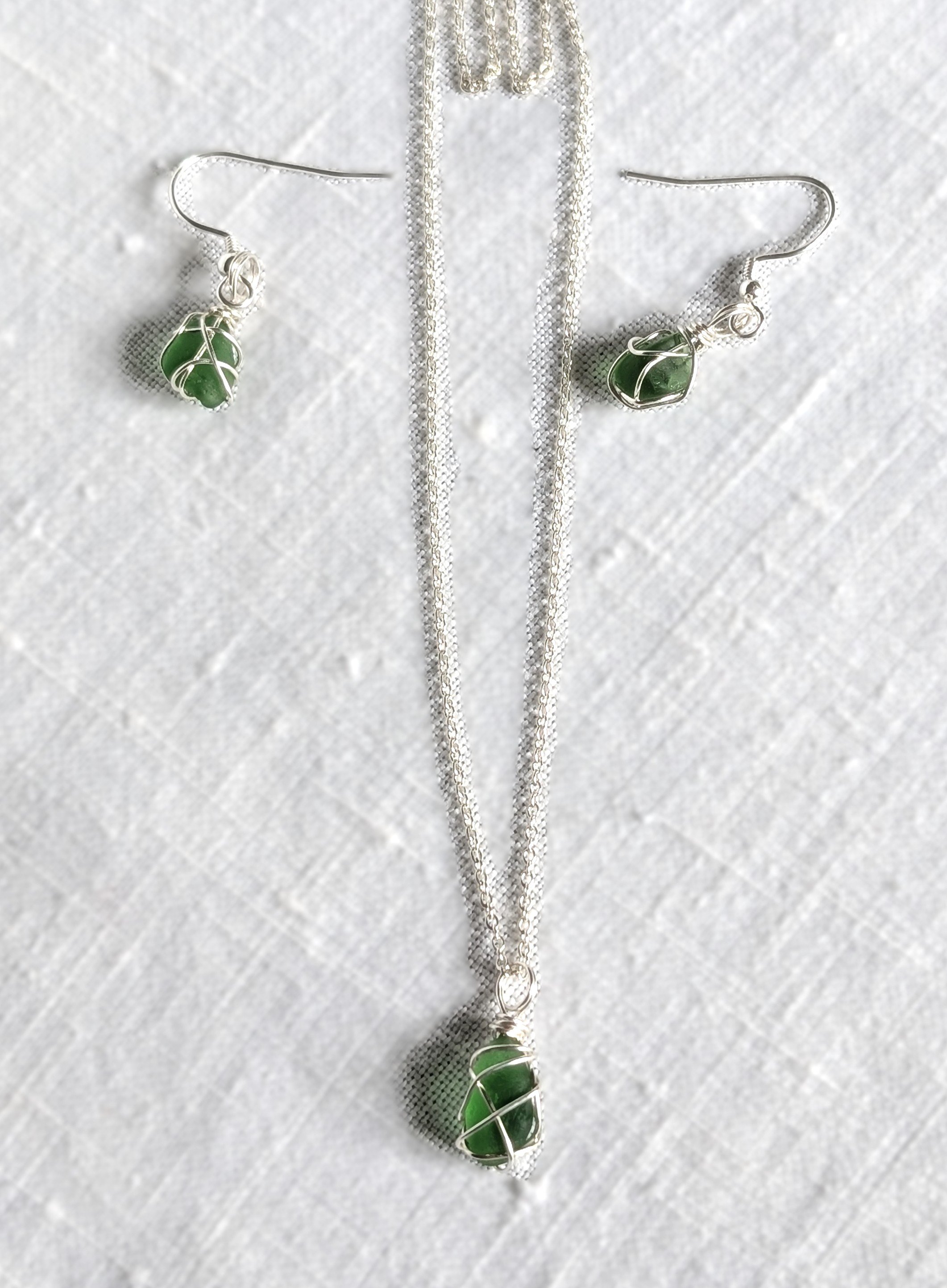 Bright Emerald-Green-Sea-glass-neklace-earrings-set (1).jpg