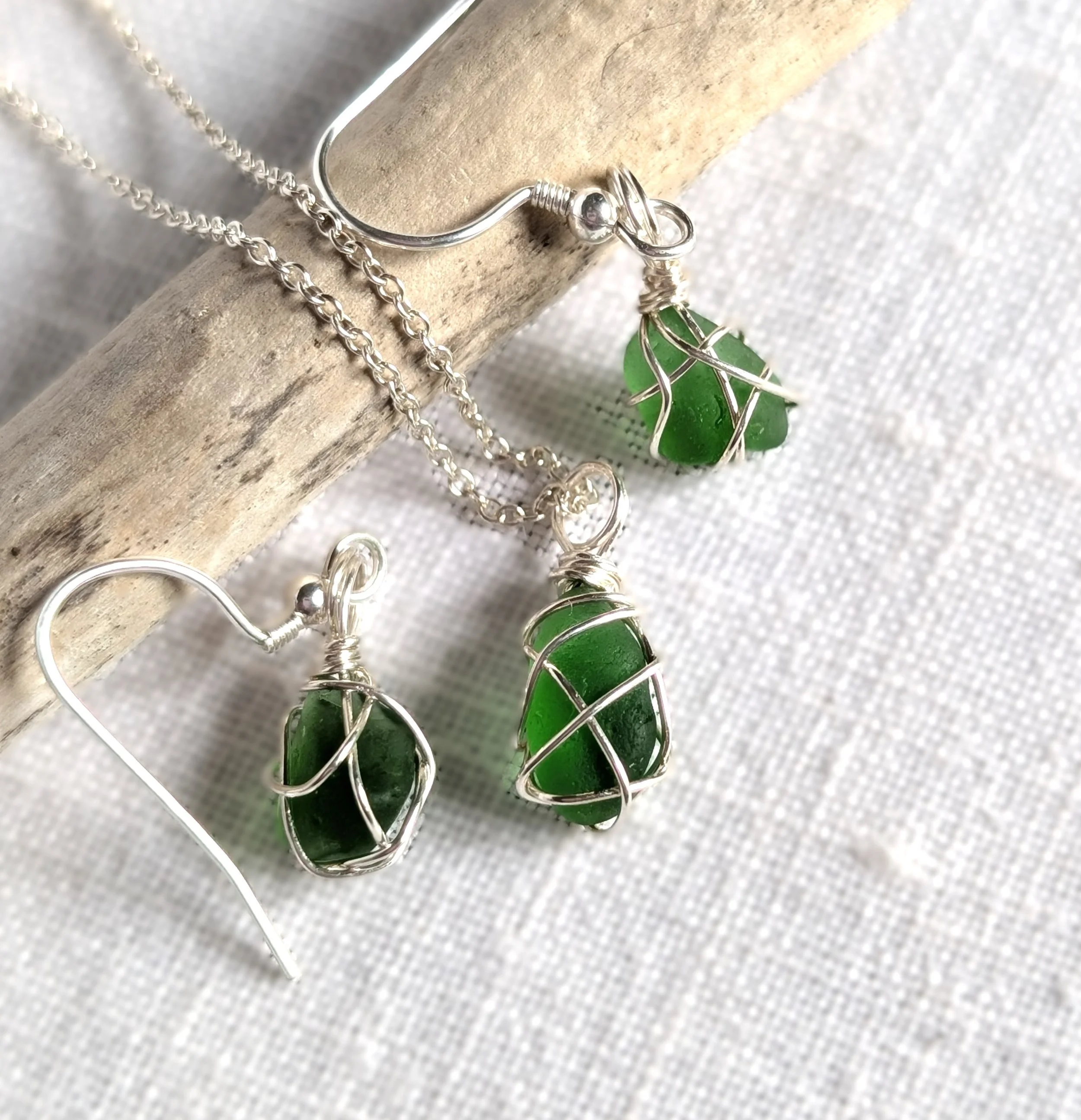 Bright Emerald-Green-Sea-glass-neklace-earrings-set (5).jpg