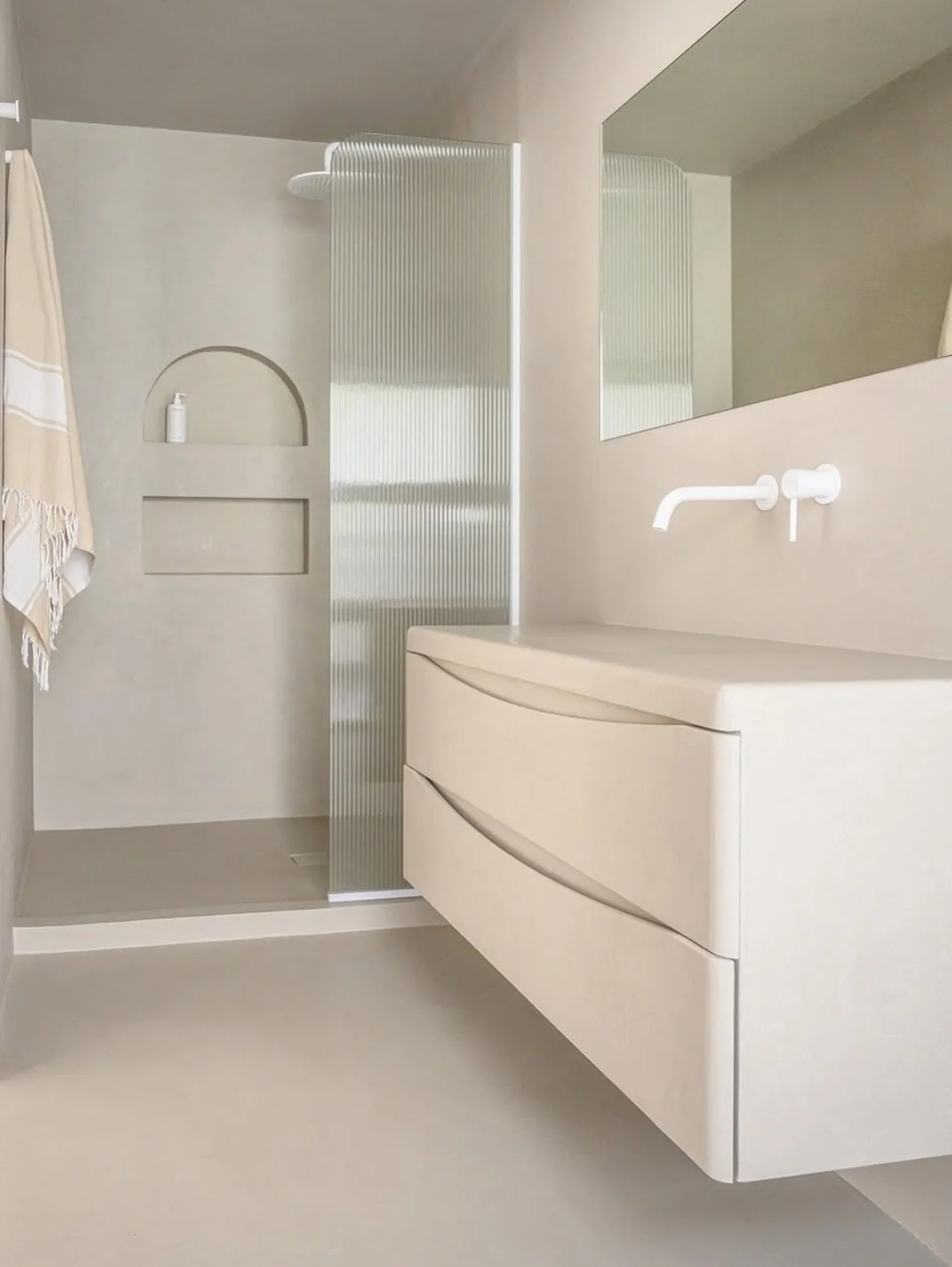 A full Forcrete wrap on this bathroom!

What makes Forcrete different to other materials on the market?

Forcrete is a highly innovative, 100% waterproof, wall and floor coating. Perfect for bathrooms, wetrooms and high traffic floors.
Our ground bre