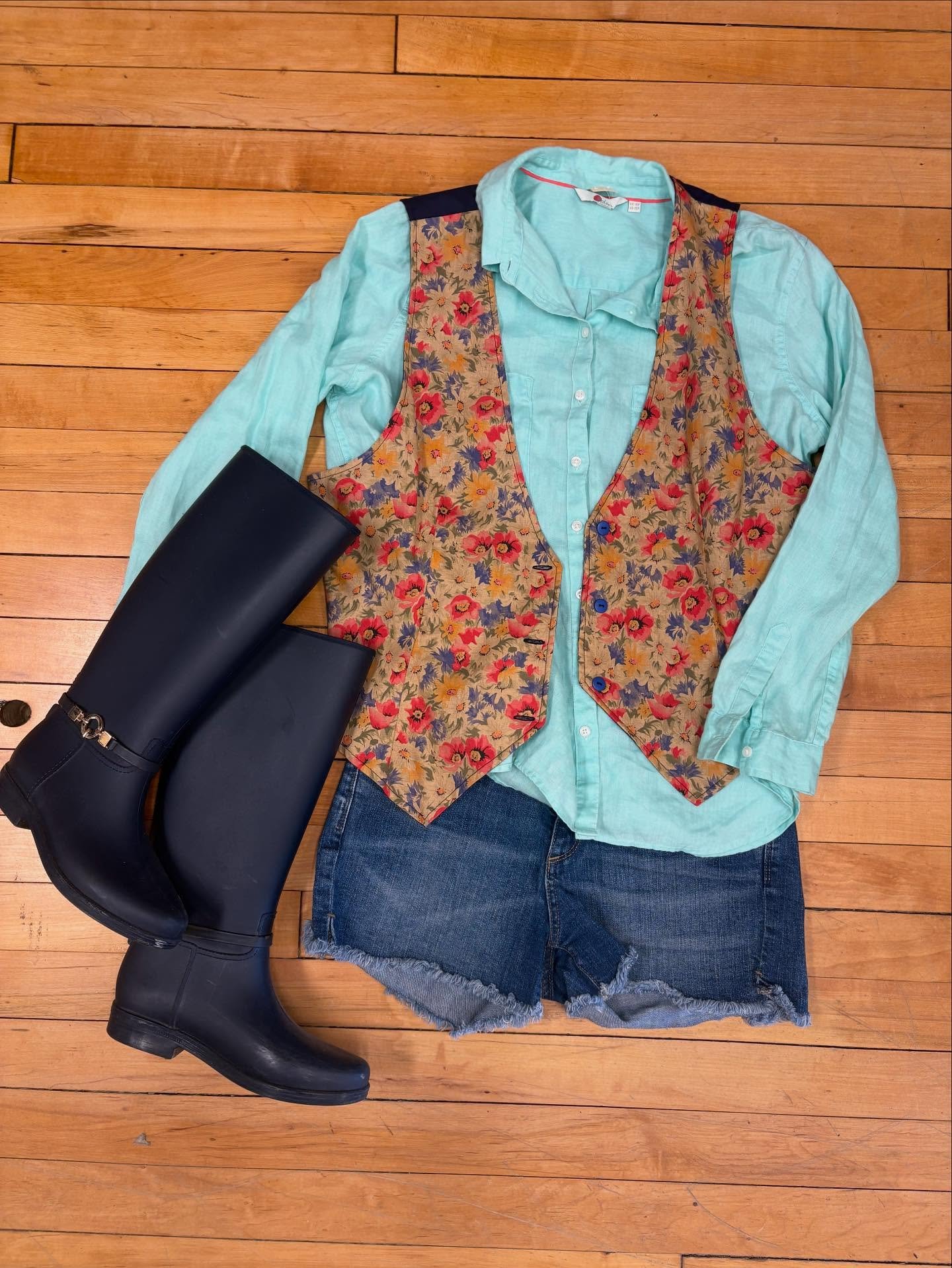 Spring means beautiful colors and plenty of flowers&hellip; and we have the outfit to match!

Boden button-down shirt, size 10P
Vest unbranded 
Gap shorts, size 28 
Rugged Outback boots, size 24

RFS hours🌈
Tues 10-1
Thur 4-6
Sat 10-1