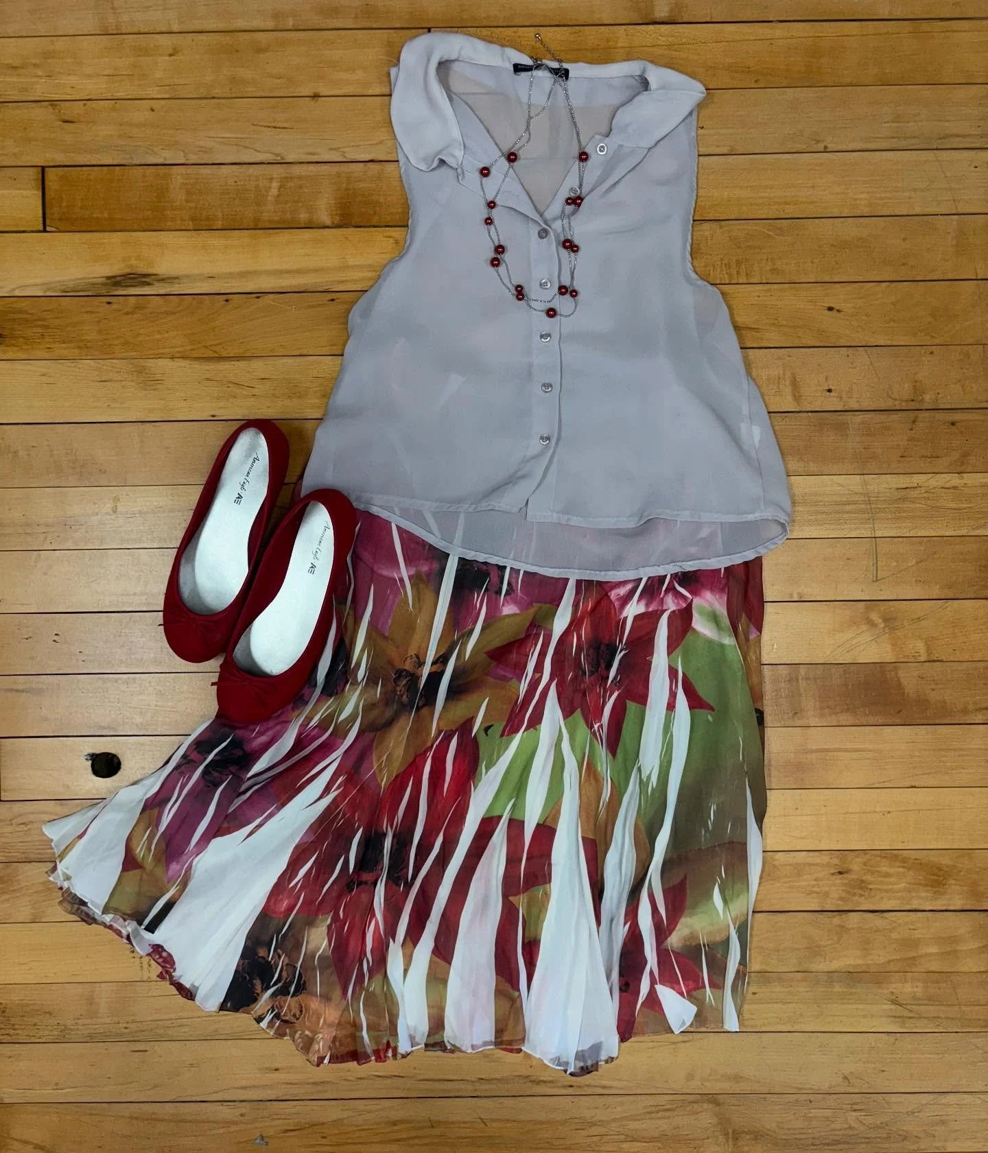 Flower power? Always! 💐🌷

Brandy Melville Top, size S
Skirt unbranded, size M
American Eagle Flats, size 7

RFS hours 🌈
tues 10-1
thur 4-6 
fri 1-5
sat 10-1