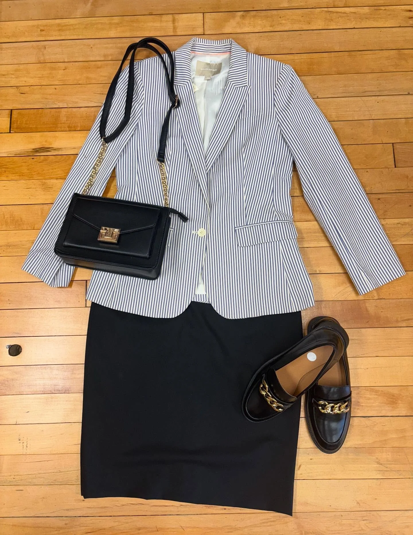 We have the outfit for every occasion&hellip; just stop on in! 

Banana Republic skirt, size 8
Banana Republic Jacket, size 8
Shoes, size 42 

RFS hours 🌈
tues 10-1
thur 4-6
fri 1-5
sat 10-1