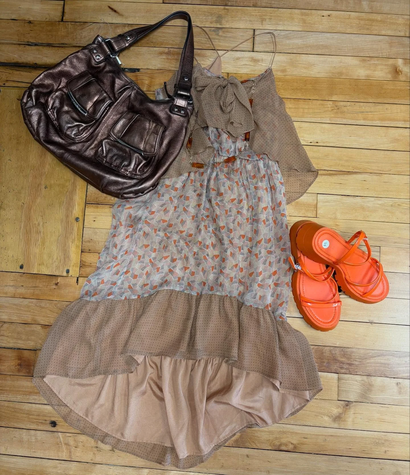 Autumn&rsquo;s colors are peaking through, but there&rsquo;s still plenty of time for sundresses! ☀️

Hype dress, size 2
Forever 21 shoes, 7.5
B Makowsky bag

RFS hours 🌈
tues 10-1
thur 4-6
fri 1-5
sat 10-1