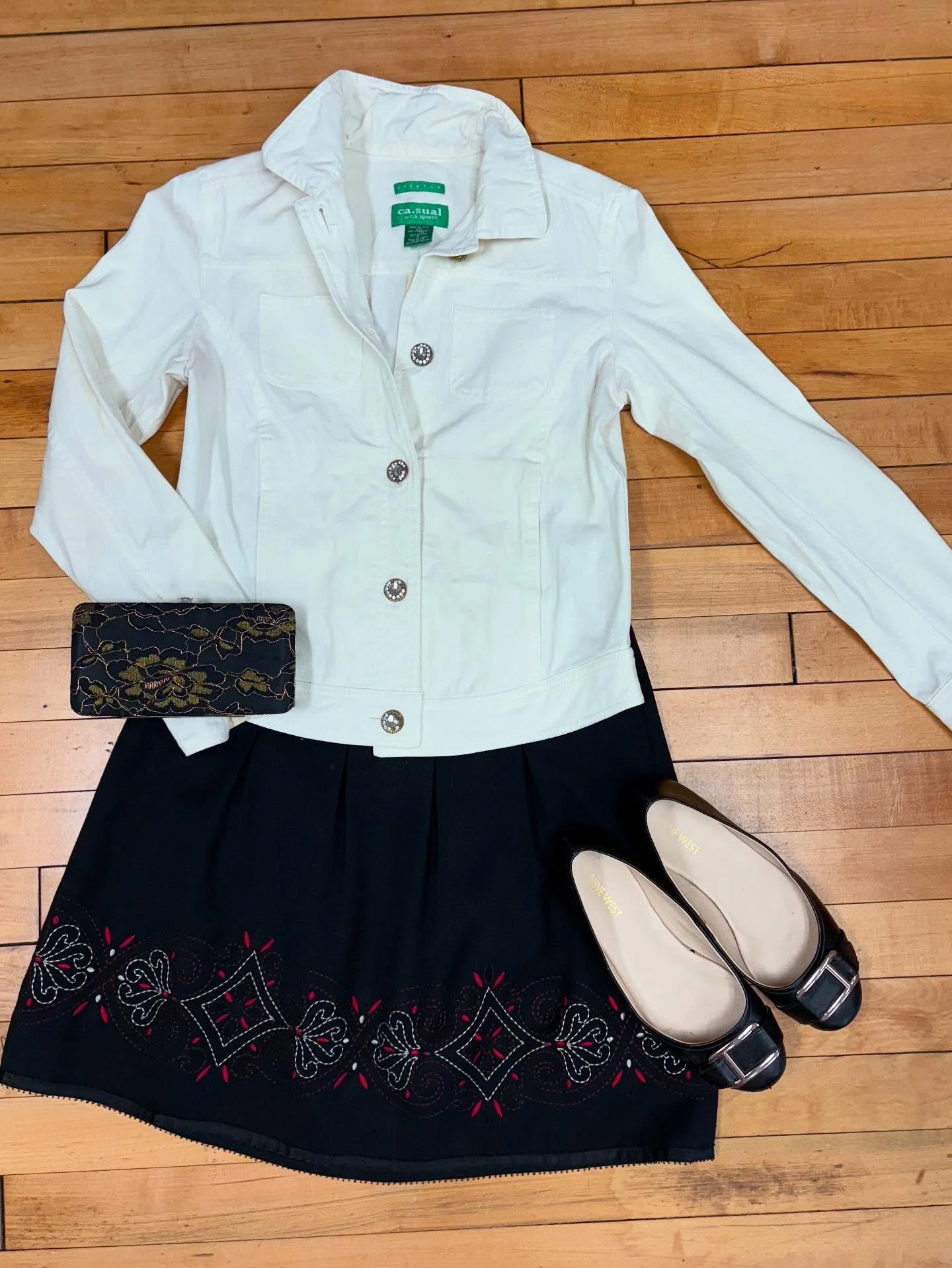 Bedazzled buttons. Need we say more? ✨

c.a. sport jacket, size S
Ann Taylor Loft skirt, size 2P
Nine West Shoes, size 8M 

RFS hours🌈
tues 10-1
thur 4-6
fri 1-5
sat 10-1
