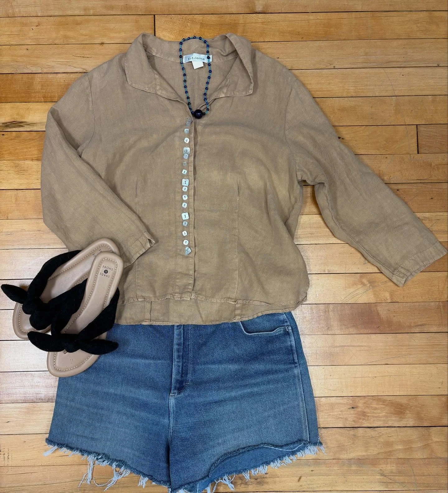 Why have a normal button, when you can have buttons as cute as these!?

Cut Loose shirt, size L 
Sears shorts, size 18
Shade and Shore Shoes, size 10 

RFS hours 🌈
tues 10-1
thur 4-6
fri 1-5
sat 10-1