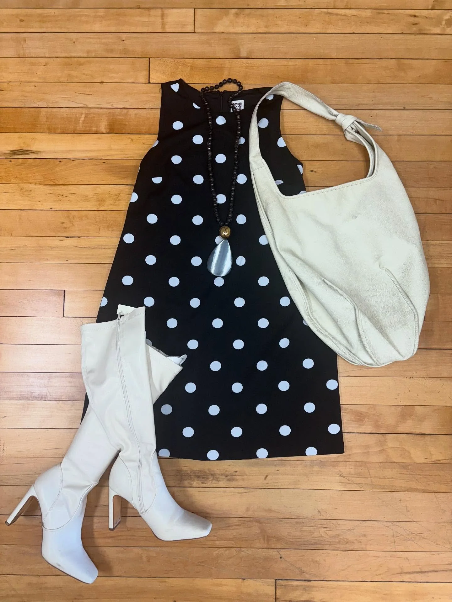 Nothing like a polka dot to pull an outfit together! 

Anne Klein dress, size 4
Vera Pelle Bag
Shoes unbranded

RFS hours🌈
tues 10-1
thur 4-6
fri 1-5
sat 10-1