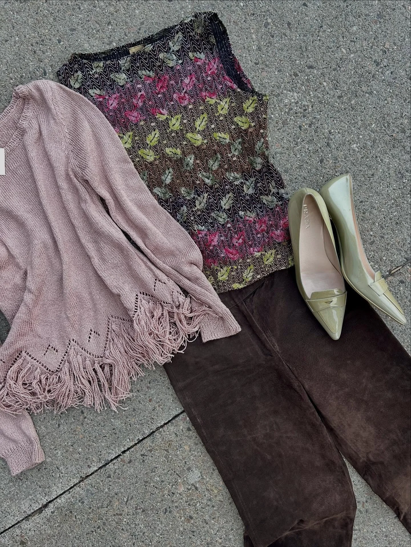 Fall fashion is here!

Loft genuine suede pants
Creative Design Works tank
BB Dakota sweater 
Prada heels

RFS Hours ⭐️
Tues 10-1
Thur 4-6
Fri 1-5
Sat 10-1