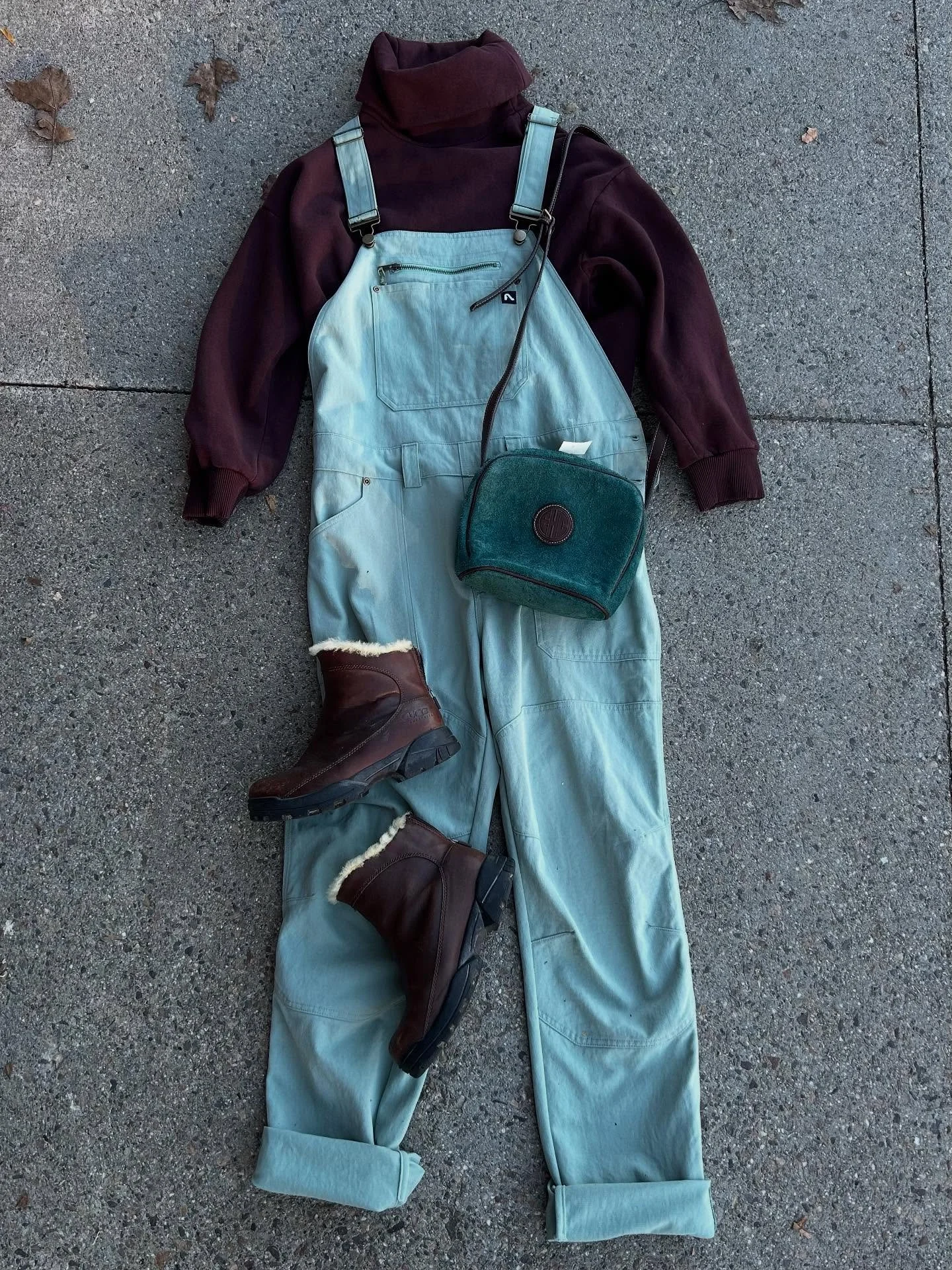 Perfect color combo 💜🩵

Flylow overalls 
Banana Republic sweater 
Ugh boots
Monogrammed suede bag 

RFS Hours ⭐️
Tues 10-1
Thur 4-6
Fri 1-5
Sat 10-1