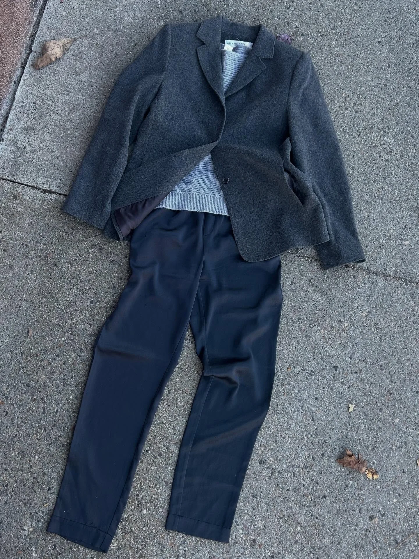Tonal fall outfits 🔷◻️🔷◻️

Valerie Stevens cashmere/wool blend blazer - size 6
Unbranded sweater - size medium 
Banana Republic satin pants - size 2

RFS Hours ⭐️
Tues 10-1
Thur 4-6
Fri 1-5
Sat 10-1