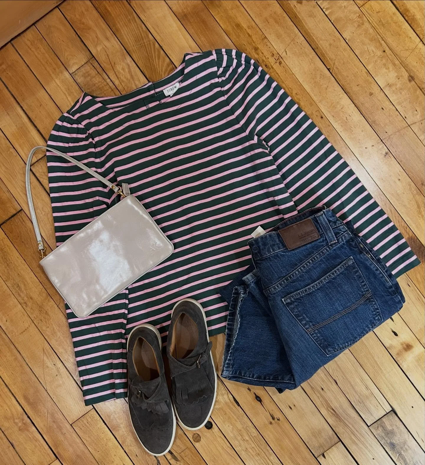 Casual &amp; Cute 🎀

J Crew shirt
LL Bean jeans
Frye sneakers 
Anne Klein bag

RFS Hours ⭐️
Tues 10-1
Thur 4-6
Fri 1-5
Sat 10-1