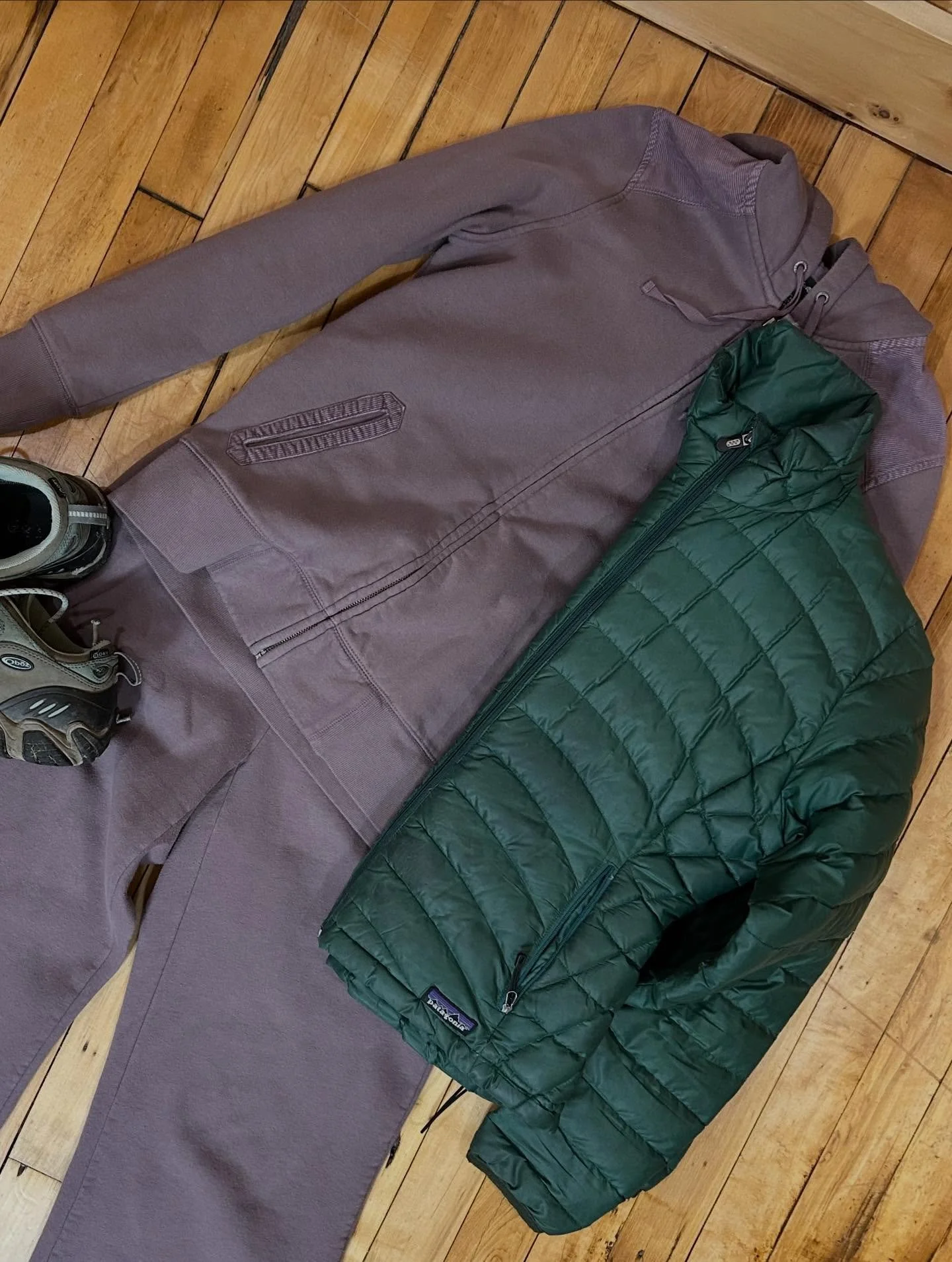 Cozy outfit for a chilly day! ❄️

Eddie Bower sweat set - size M
Patagonia puffer - size S
Oboz hiking boot

RFS Hours ⭐️
Tues 10-1
Thur 4-6
Fri 1-5
Sat 10-1