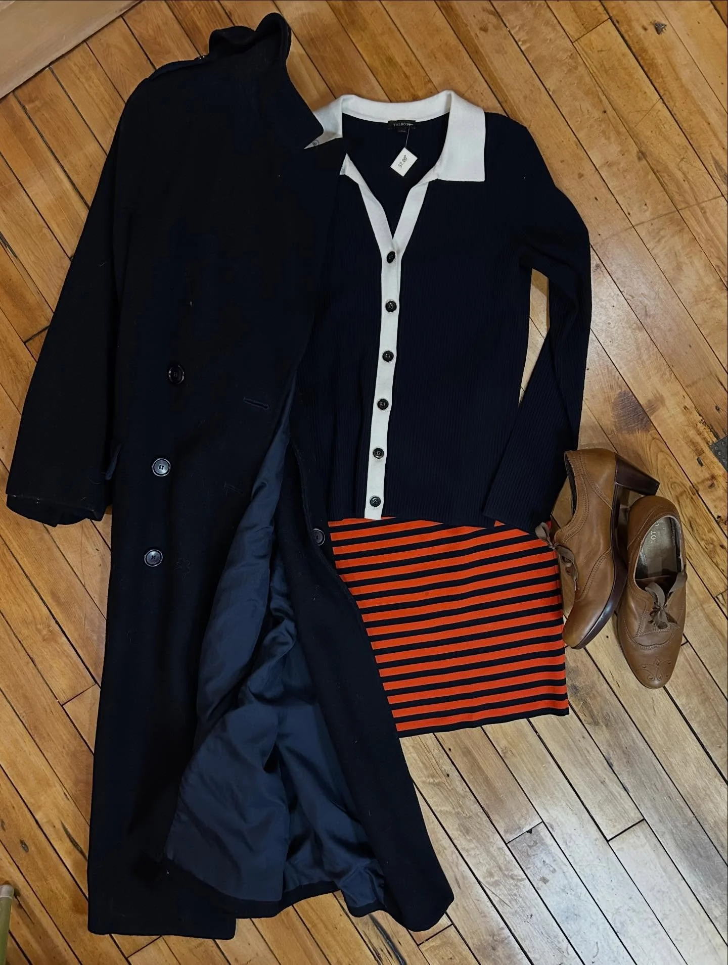 Fashionably warm 🧥

Talbots sweater - size S
Akris knit skirt
Benard Holtzman wool coat - size 8

RFS Hours ⭐️
Tues 10-1
Thur 4-6
Fri 1-5
Sat 10-1