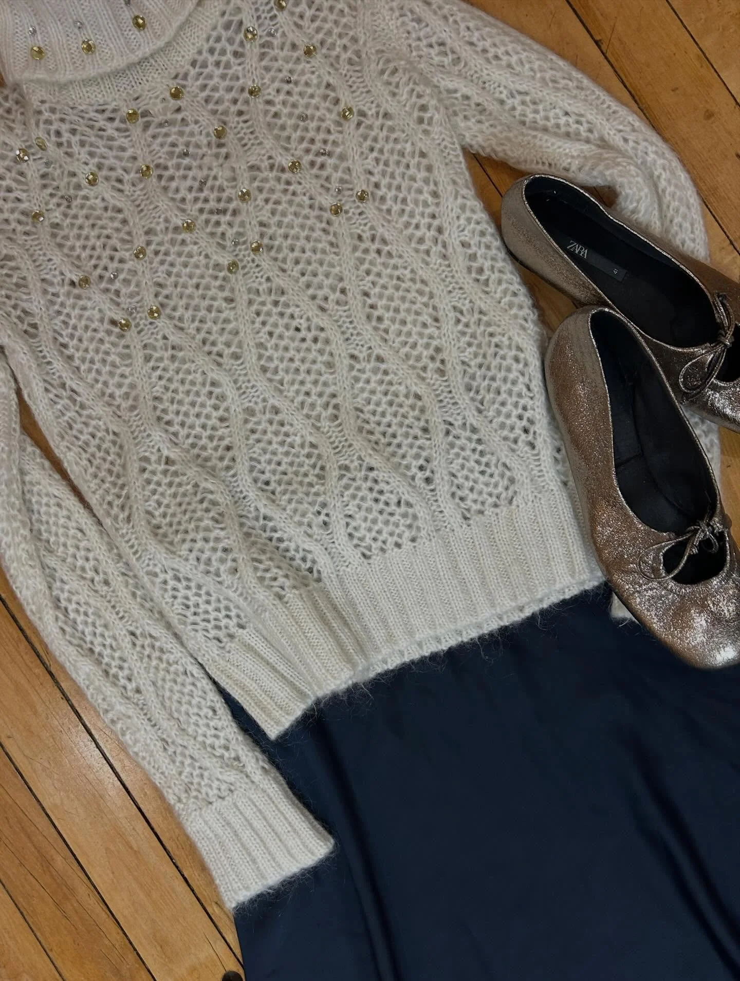 Winter sparkles ❄️

Jolie sweater - size M
H&amp;M skirt - size 2
Zara flats - size 41

RFS Hours ⭐️
Tues 10-1
Thur 4-6
Fri 1-5
Sat 10-1