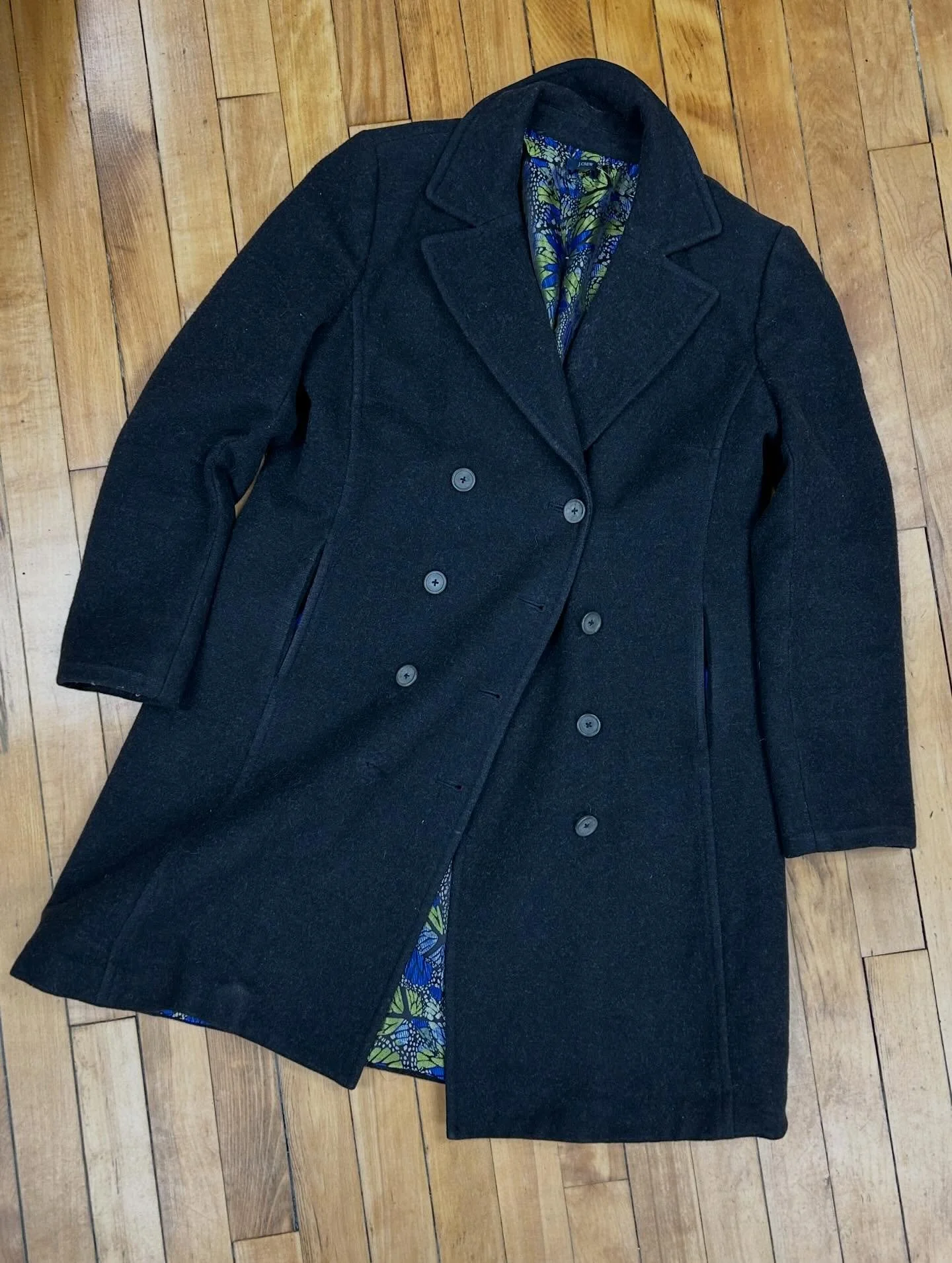 All sales by donation today as we prep for our big spring swap! 🌷

There are still incredible pieces in the shop like this wool jacket with a stellar lining! 🦋

RFS Hours ⭐️
Tues 10-1
Thur 4-6
Fri 1-5
Sat 10-1