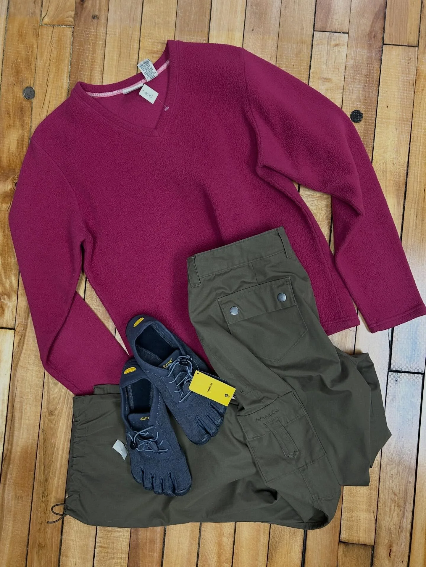 Perfect outfit for a spring stroll 🌷

LL Bean fleece
Columbia hiking pants
NWT Vibram barefoot shoes

RFS Hours ⭐️
Tues 10-1
Thur 4-6
Fri 1-5
Sat 10-1