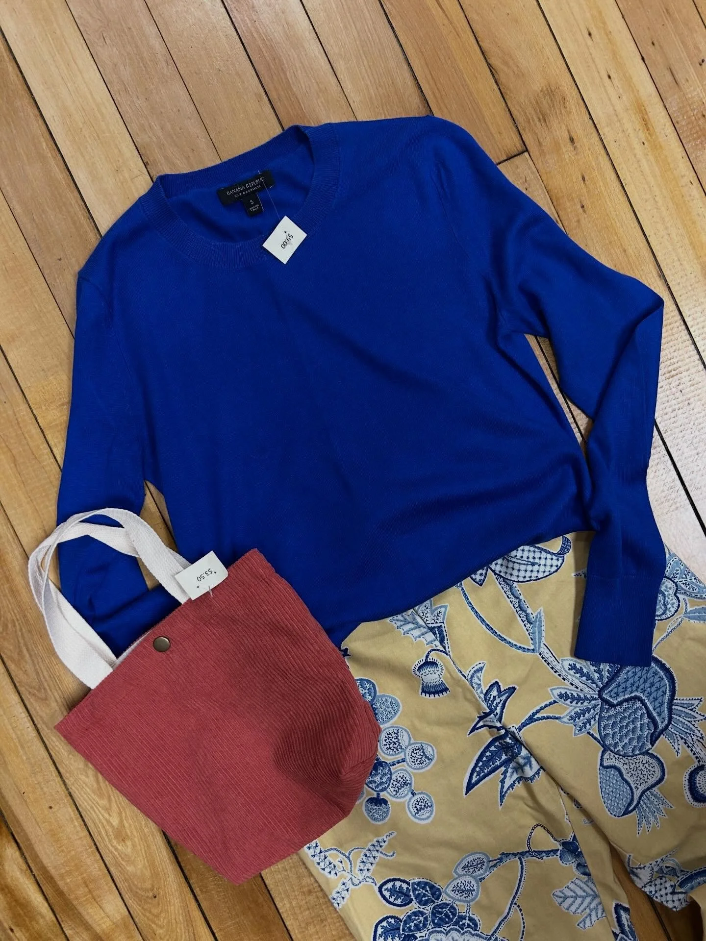 Light sweaters for cooler spring days 💙

RFS Hours ⭐️
Tues 10-1
Thur 4-6
Fri 1-5
Sat 10-1