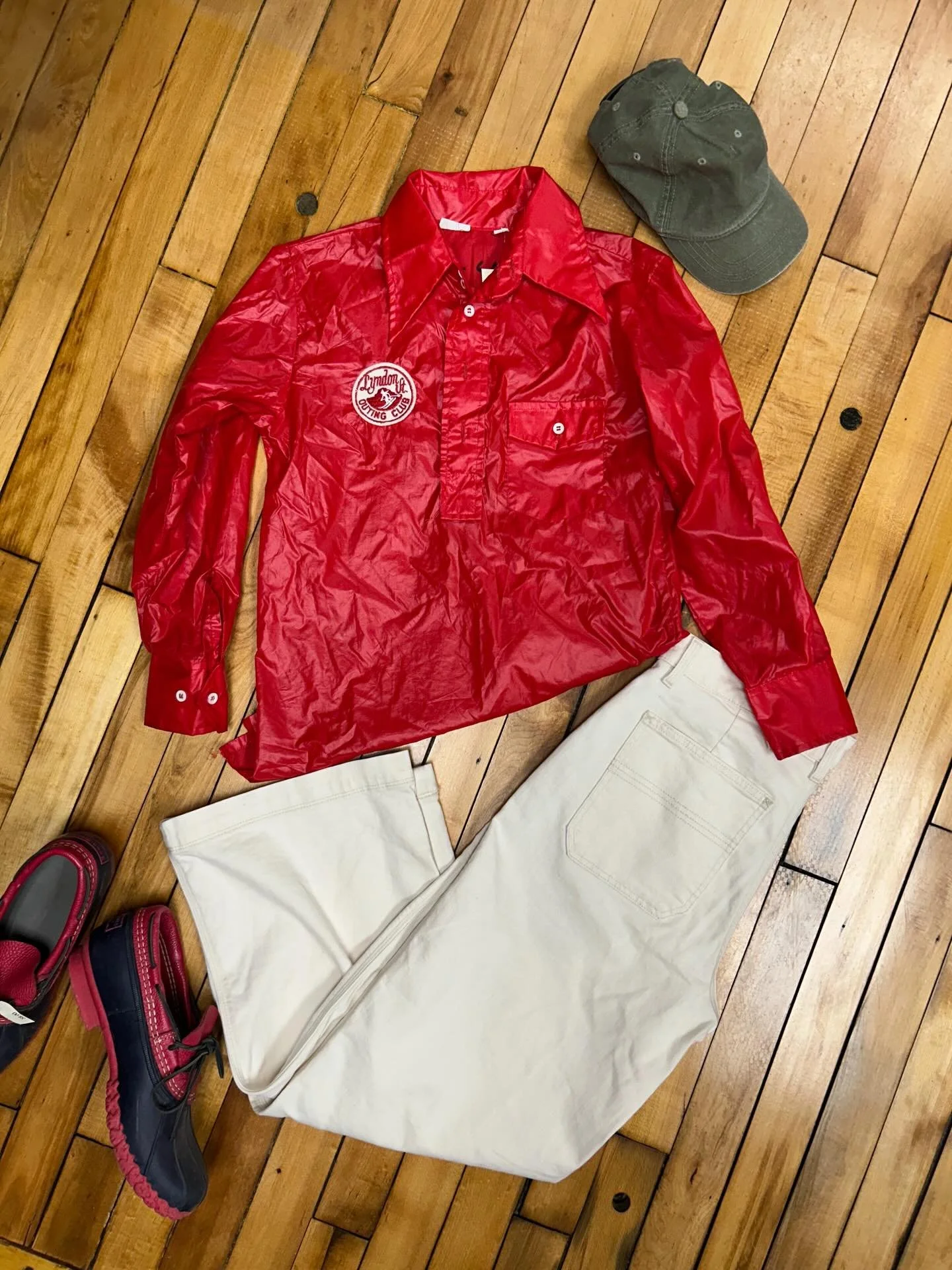 Styling this super cool vintage Lyndon Outing Club windbreaker 🌼

RFS Hours ⭐️
Tues 10-1
Thur 4-6
Fri 1-5
Sat 10-1