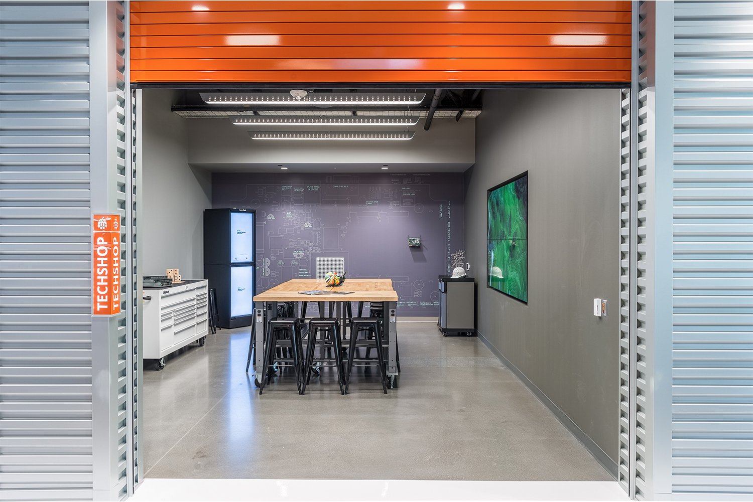 3.CEC_tech-shop_custom-sign-and-wall.jpg
