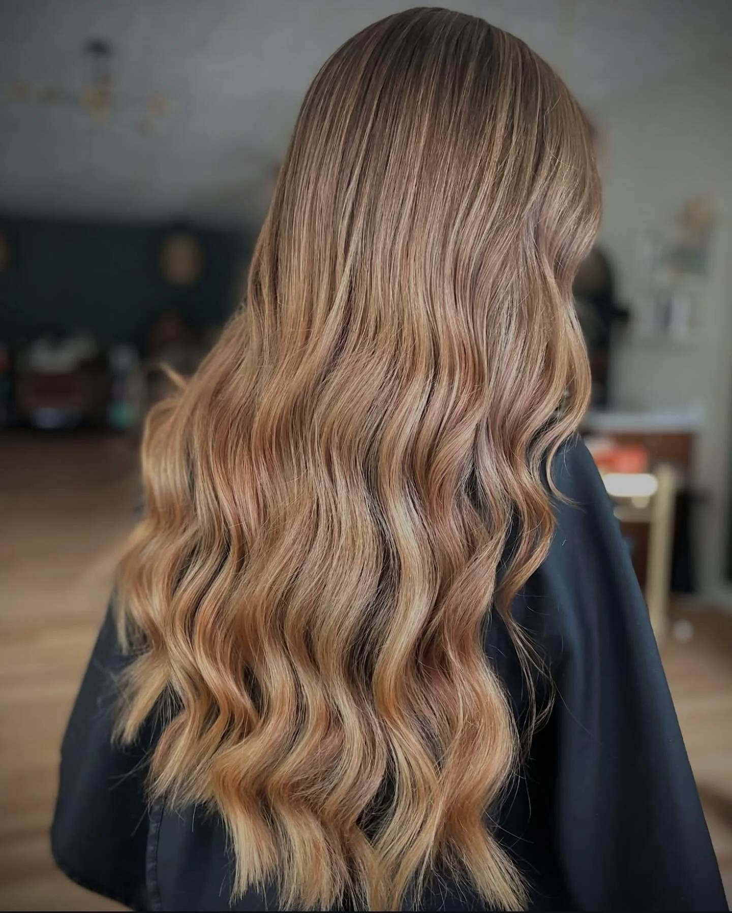 Oh honey 🍯 we are loving all the fall tones right now! 
Hair artist : @hairbyalexsa 
&bull;
&bull;
&bull;
&bull;
&bull;
Fayetteville NC | 910 | blonding | balayage | lived in hair color | hair salon