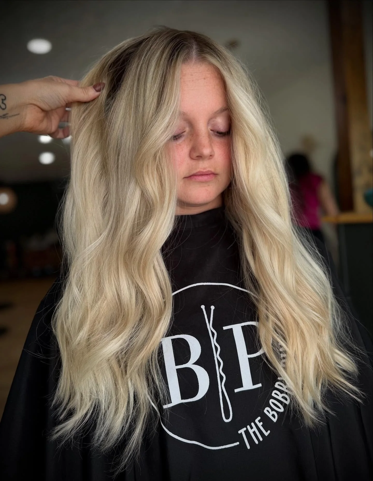 Our second session breaking through gold making her a blonde bombshell! 💫 
Hair artist : @hairby_samantha_s 
&bull;
&bull;
&bull;
&bull;
&bull;
Fayetteville NC | 910 | blonding | full highlight | root melt | hair salon