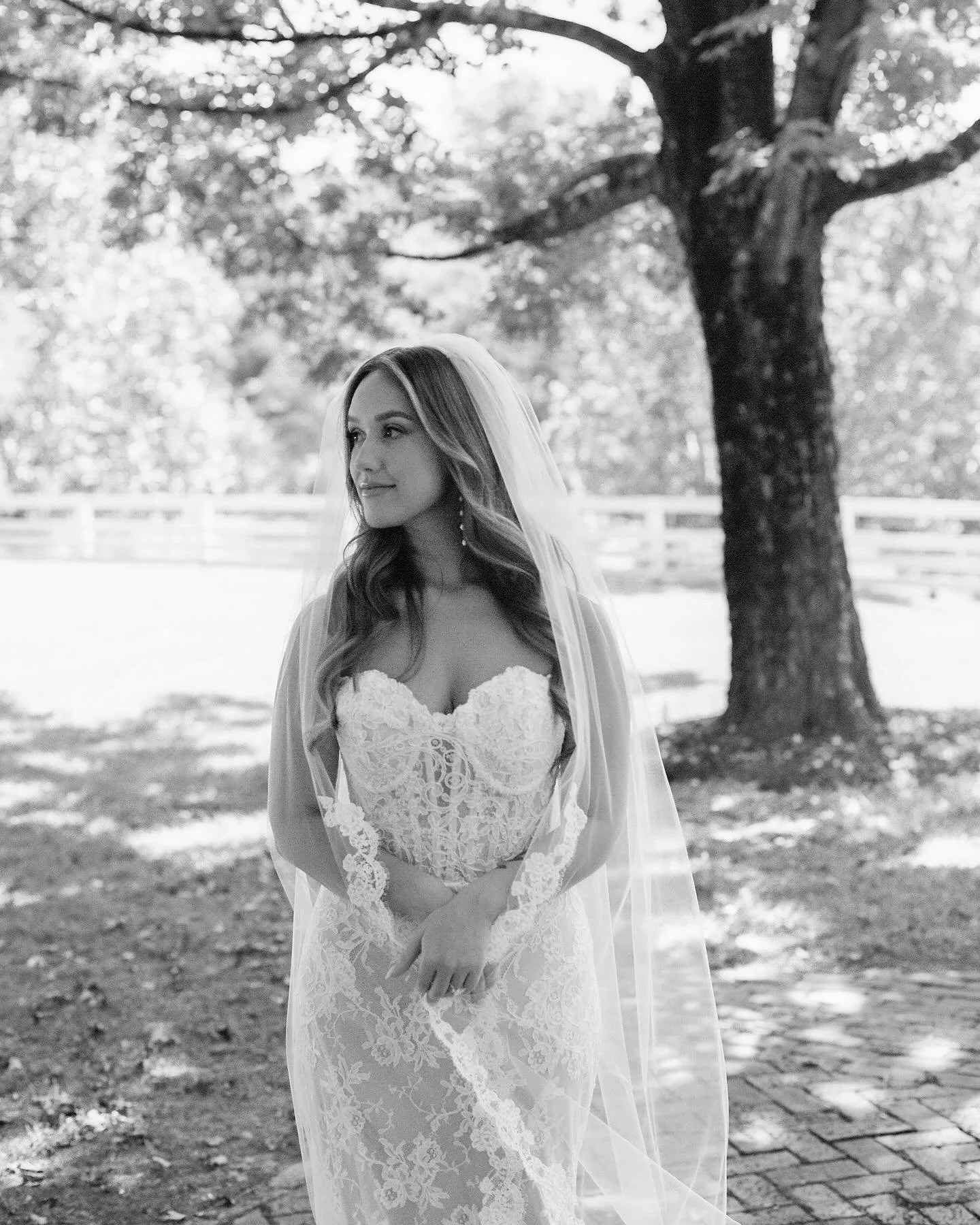 film drop of my dreams ☁️ this was my first wedding using the Pentax 645 and wow am I obsessed with her. Jules &amp; Logan were the perfect &amp; loveliest test subjects 🎞️

huge thank you to @abbyframephotos for her help with these 💚

photo: @phot