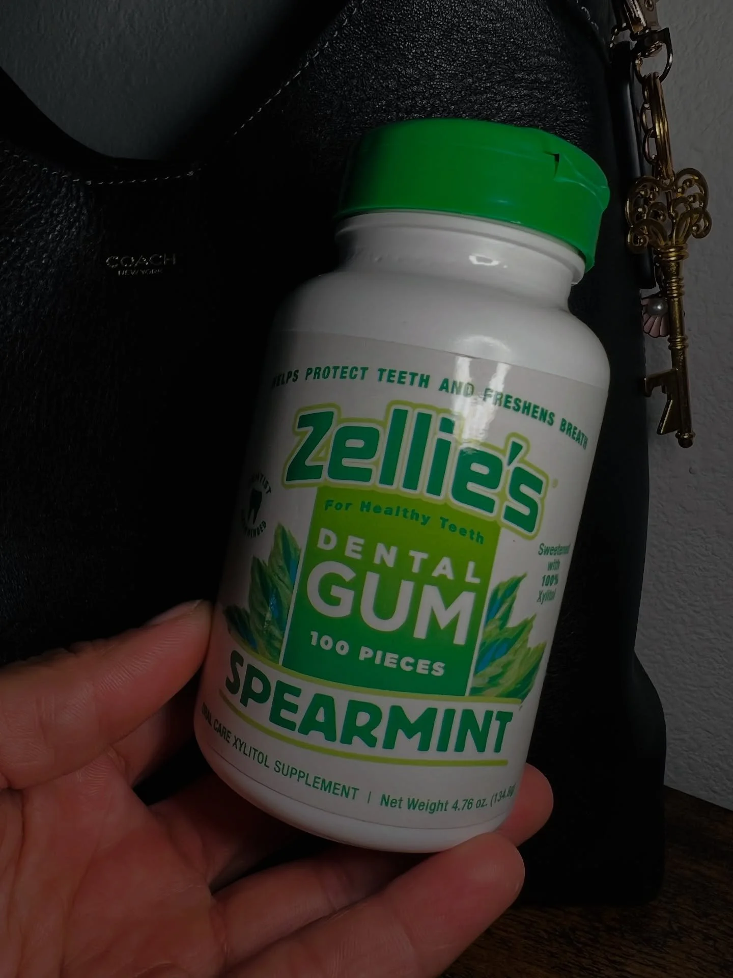 -
what&rsquo;s in my bag: @_zellies edition 😁💚

Zellie&rsquo;s helps protect and strengthen teeth, so it&rsquo;s definitely the main character in my purse 🦷 Add Zellie&rsquo;s to your cart at @heb 🛒

#partnership #zellies #smilegoals #heb #atx #a
