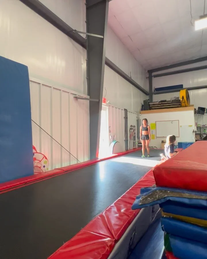 Some tumble highlights from this week 💜 
✨ Sophia&rsquo;s first time working Arabians (trust me I KNOW it looks like she&rsquo;s been doing them for a while, she&rsquo;s so talented 😭) 
✨Toots working that standing tuck set - woo woo! 
✨ Sav&rsquo;