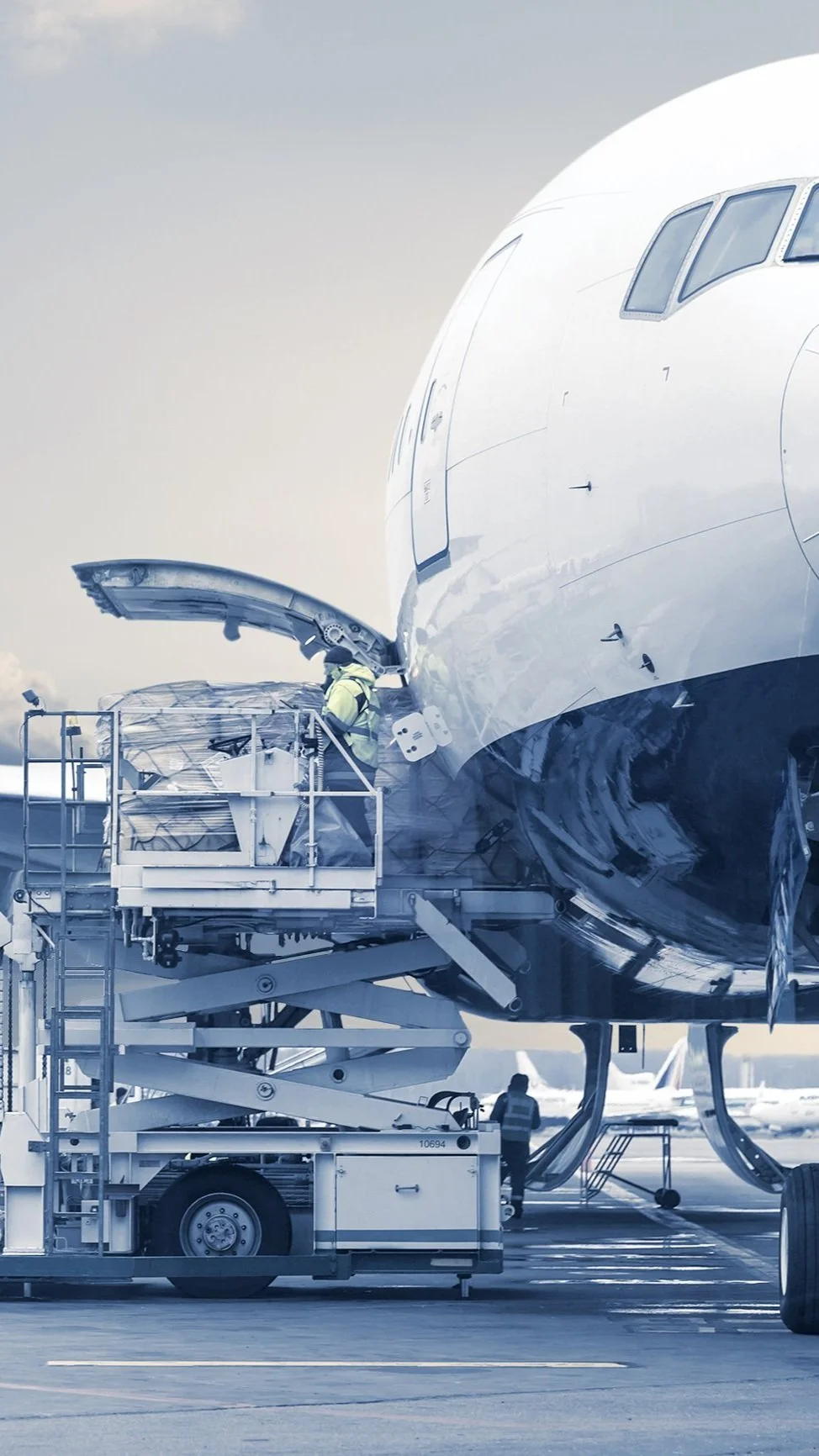 Air cargo loading — global logistics