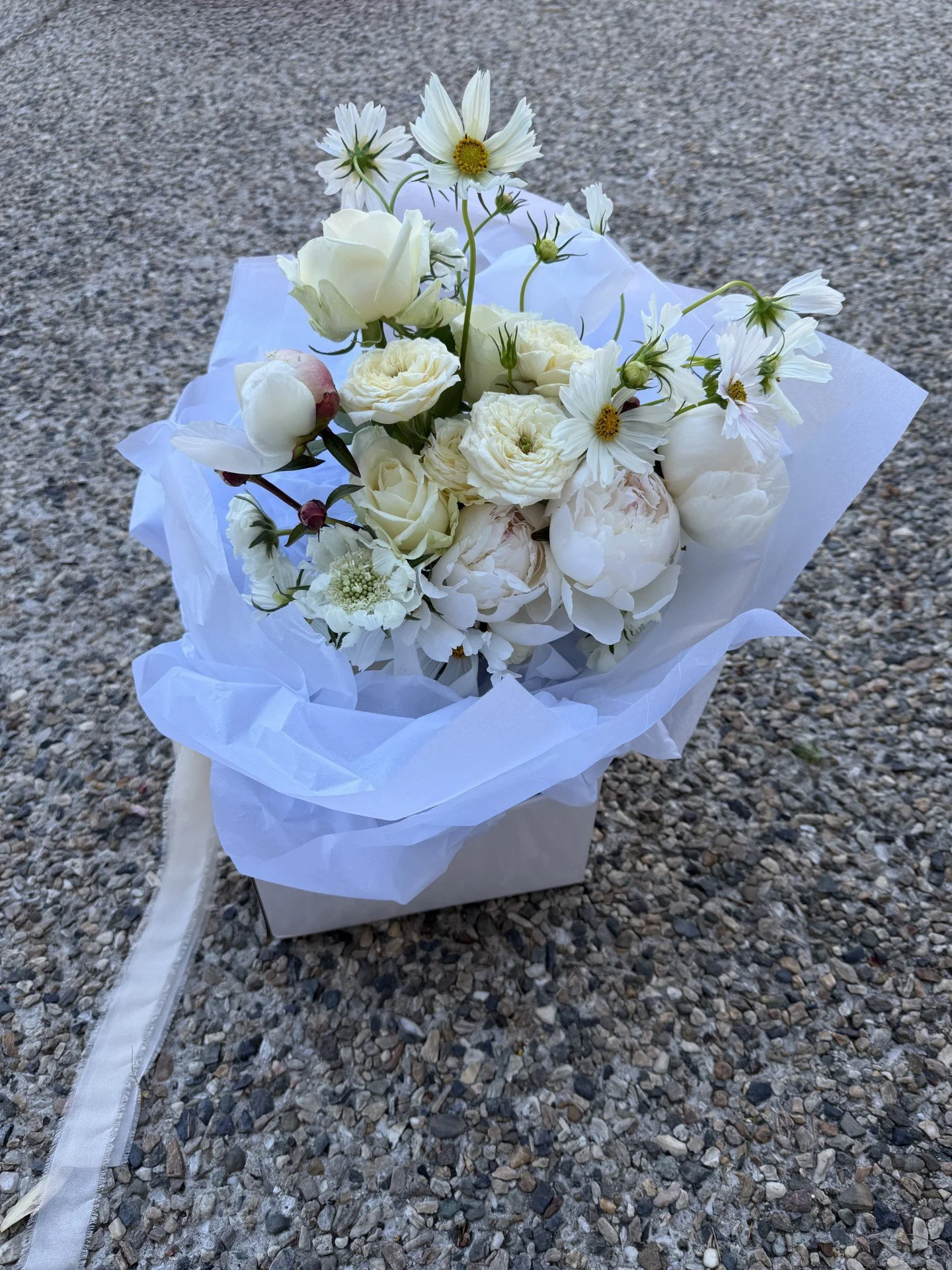 white bridal bouquet.jfif
