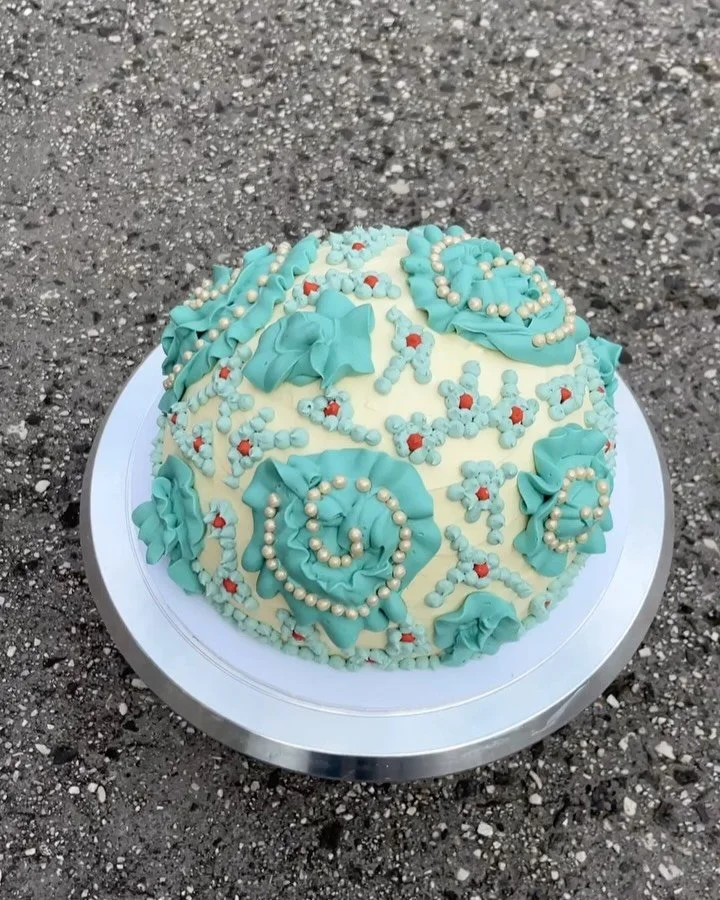 A birthday cake for @glaze__y ✨✨✨