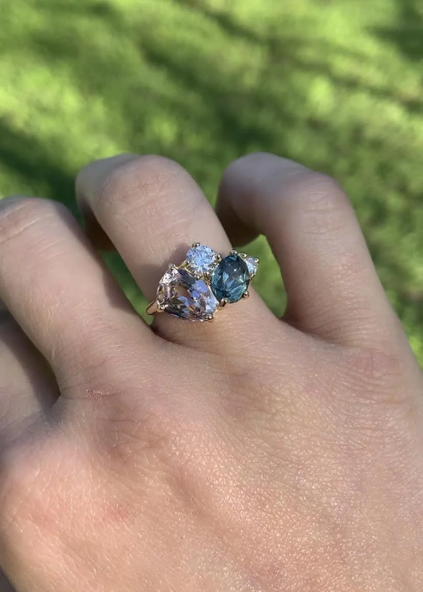 blue-diamond-toi-et-moi-ring-yellow-gold-hand-helen-minor0