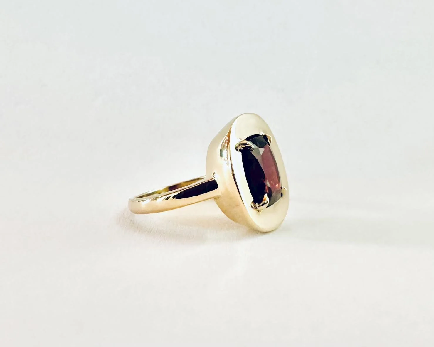 oval-black-gemstone-signet-ring-yellow-gold-profile-helen-minor4